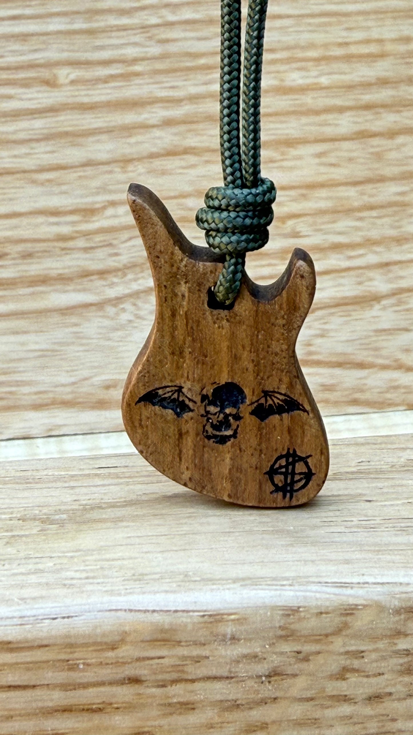 Ciondolo “Synyster Gates” – Avenged Sevenfold | Walnut Wood