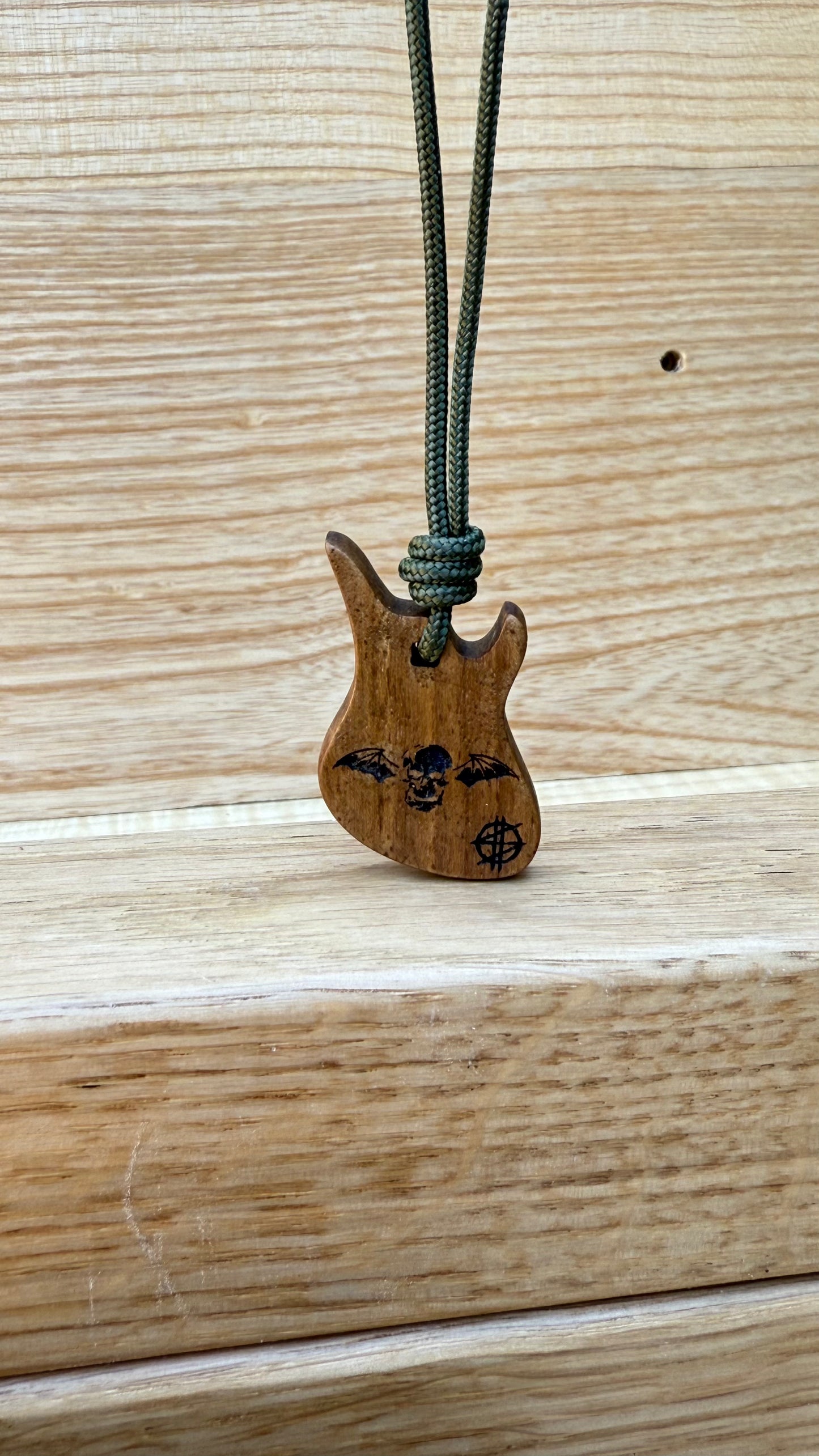 Ciondolo “Synyster Gates” – Avenged Sevenfold | Walnut Wood