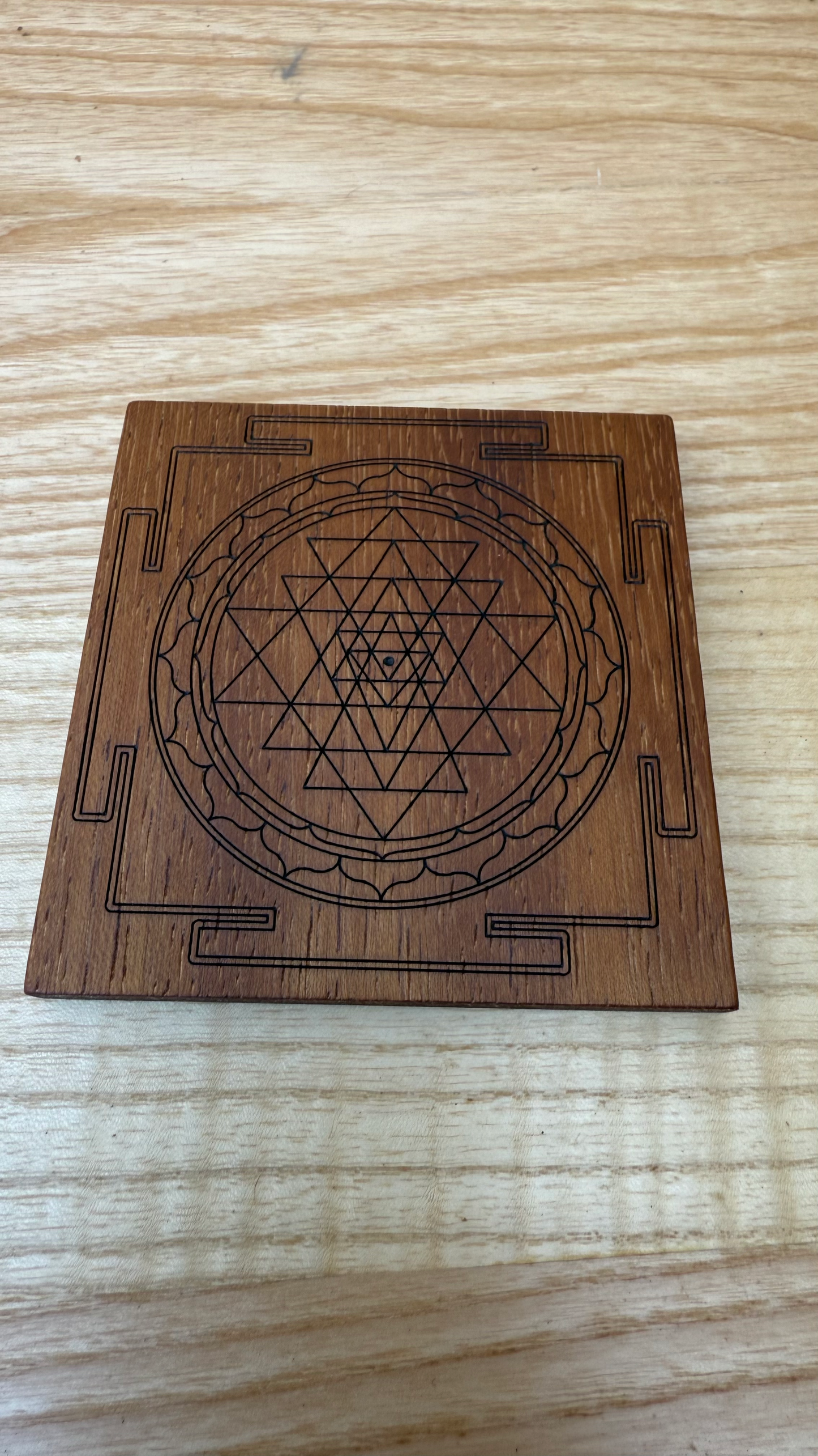 Sri Yantra su legno di Iroko – Tavoletta 9x9 cm per Yoga e Meditazione