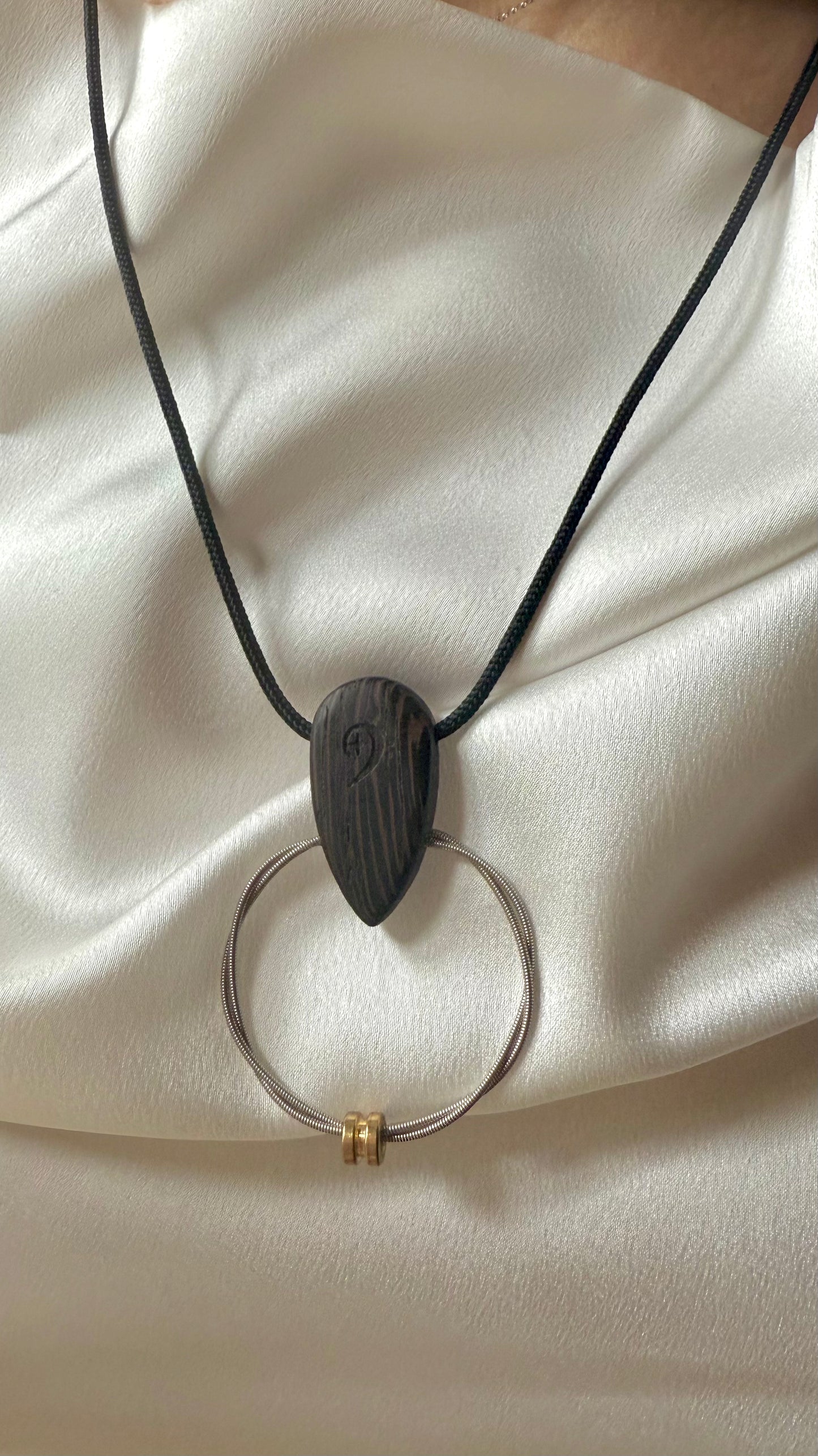 Owed to ’G’ – Ciondolo artigianale con corda di basso (G String Ring)