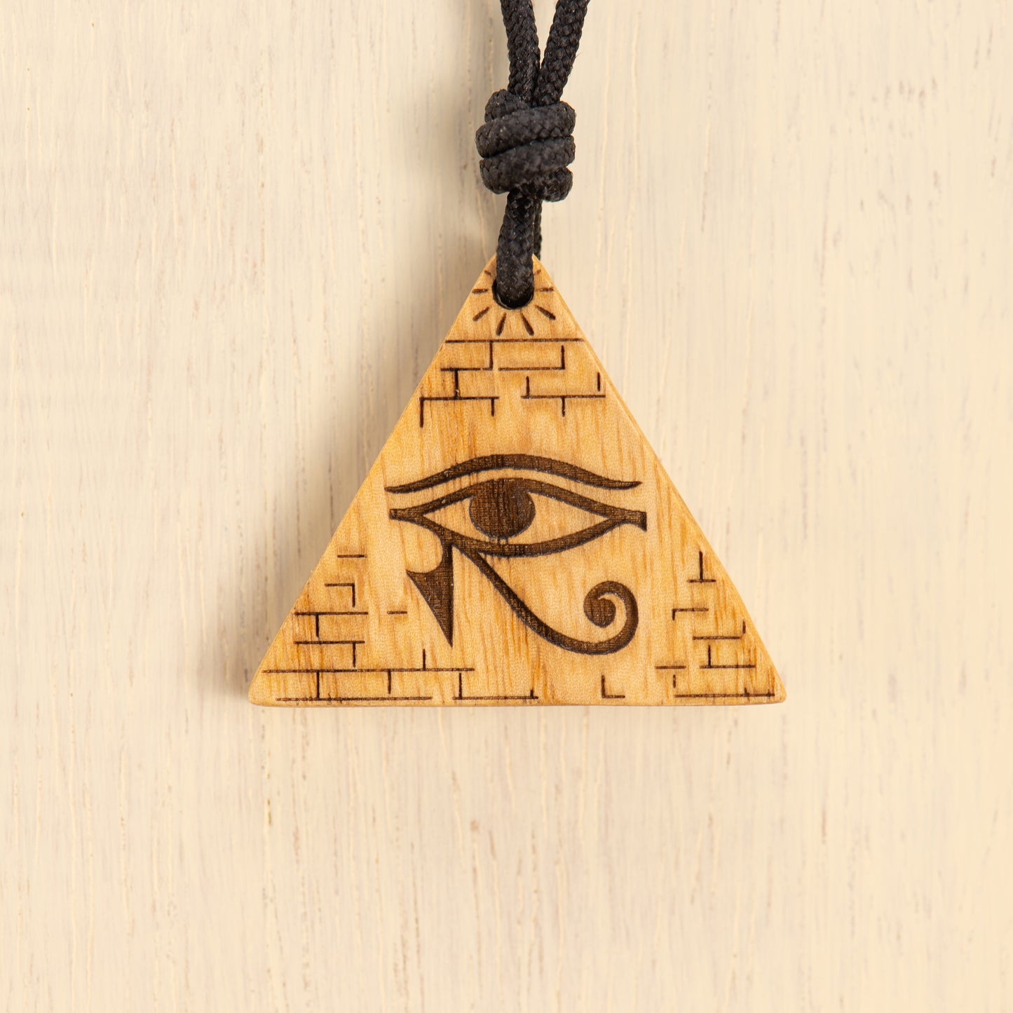 Amuleto “Udjat – Occhio di Horus” inciso su piramide