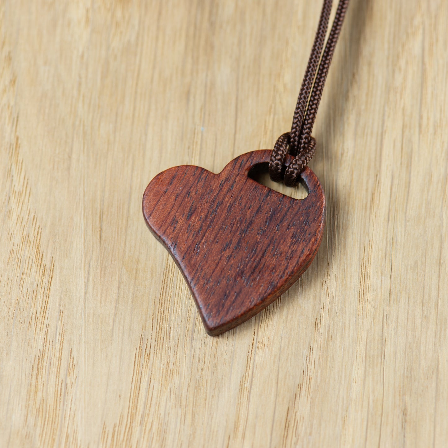 Ciondolo Closer a forma di cuore in legno di Bubinga, realizzato a mano