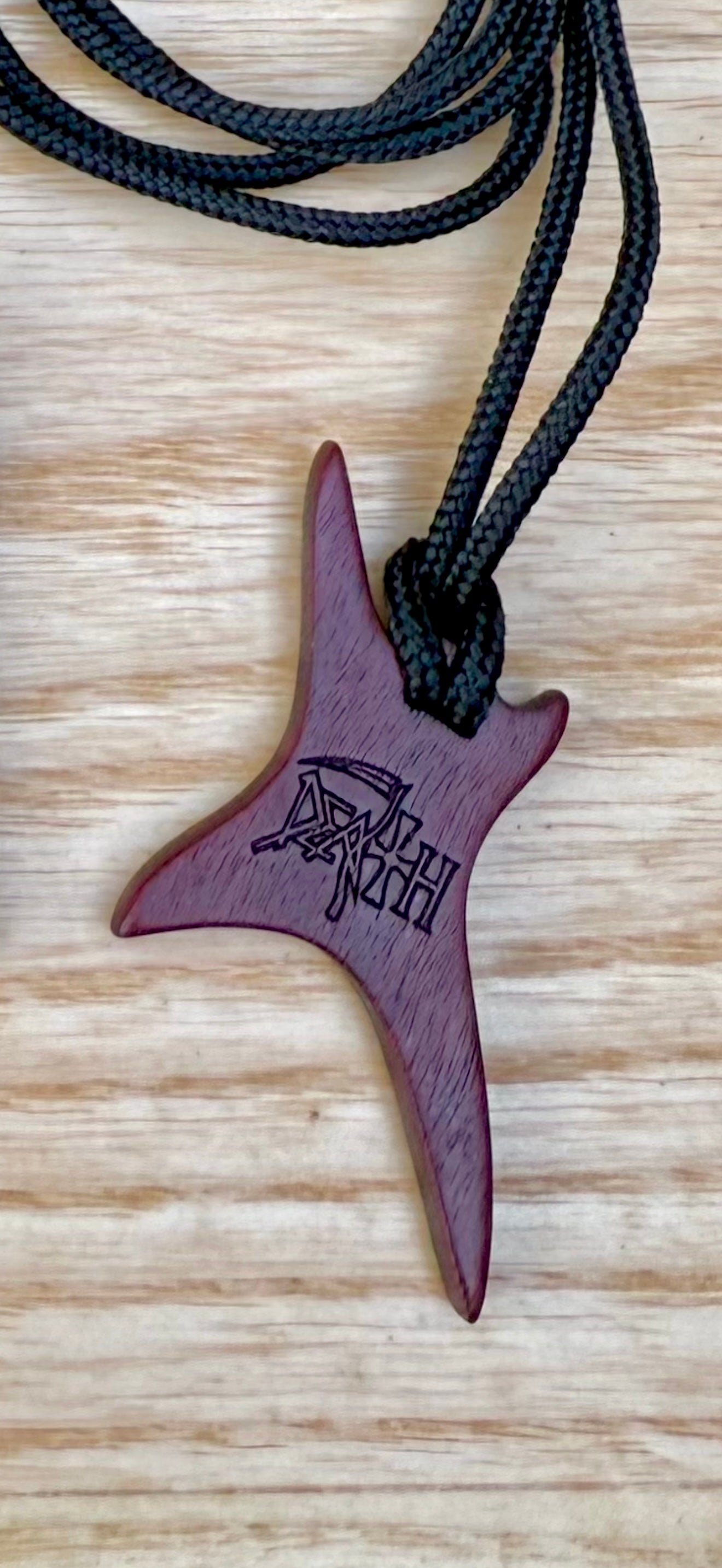 ciondolo in legno chitarra chuck