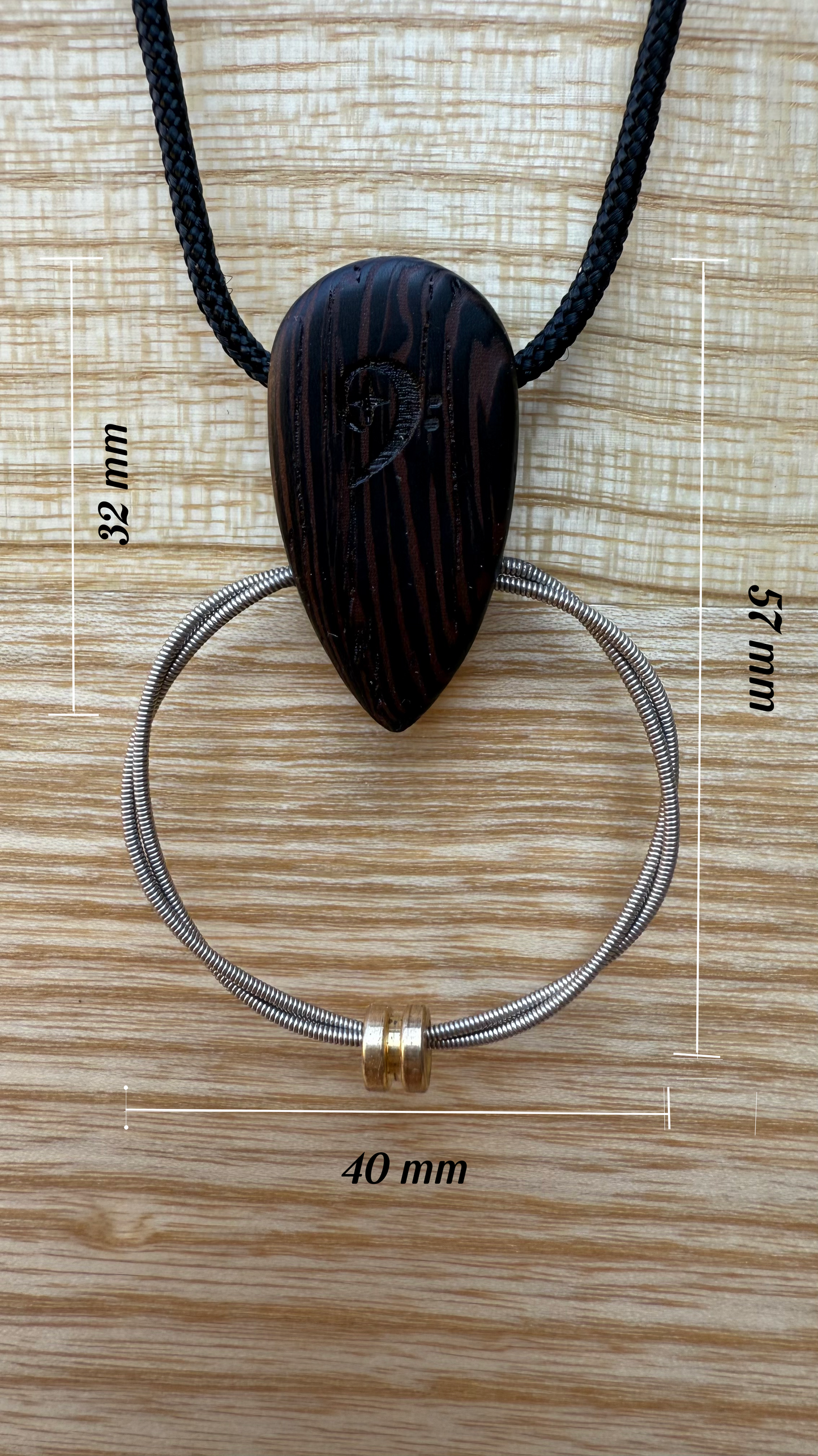 Owed to ’G’ – Ciondolo artigianale con corda di basso (G String Ring)