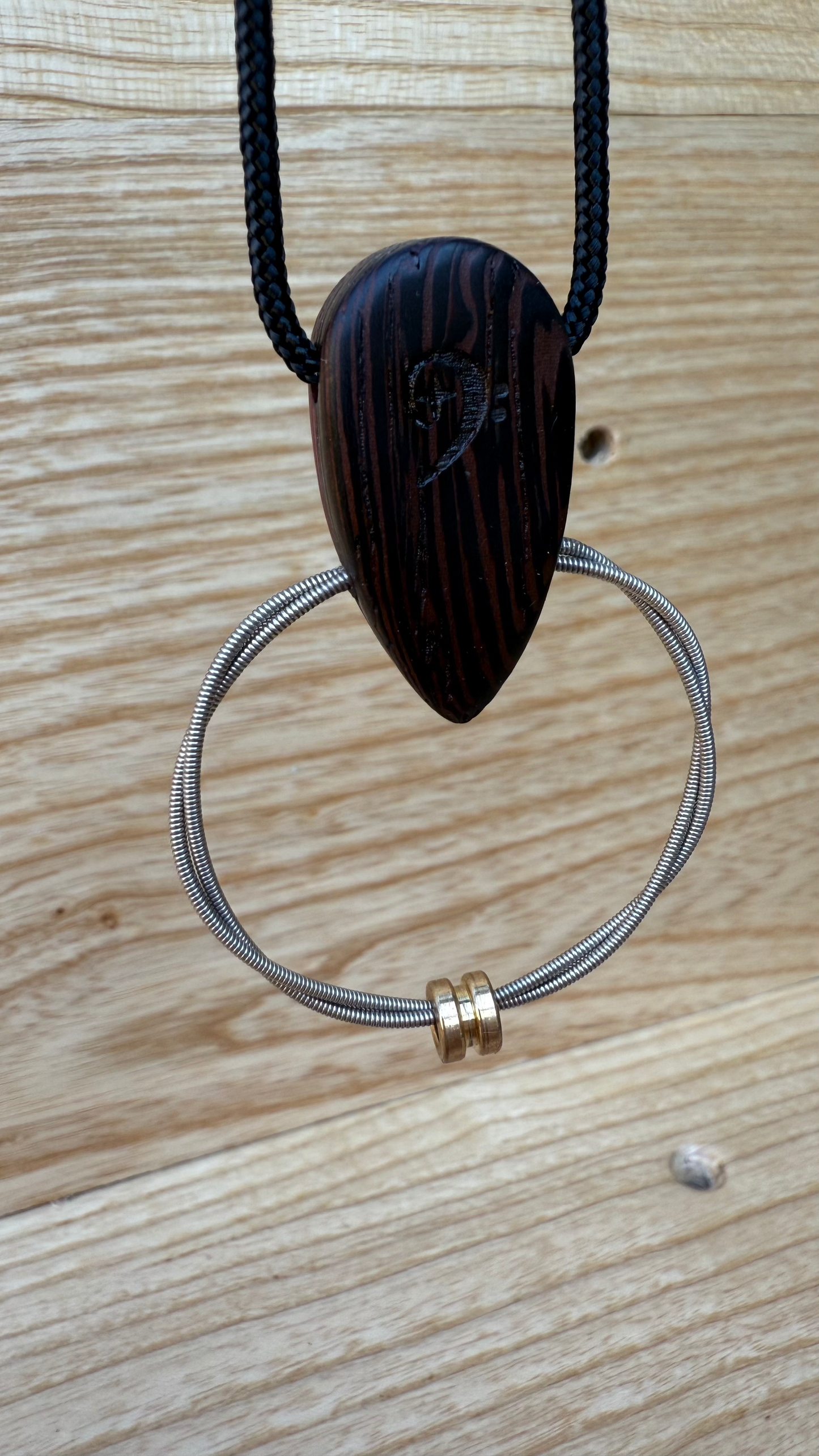 Owed to ’G’ – Ciondolo artigianale con corda di basso (G String Ring)