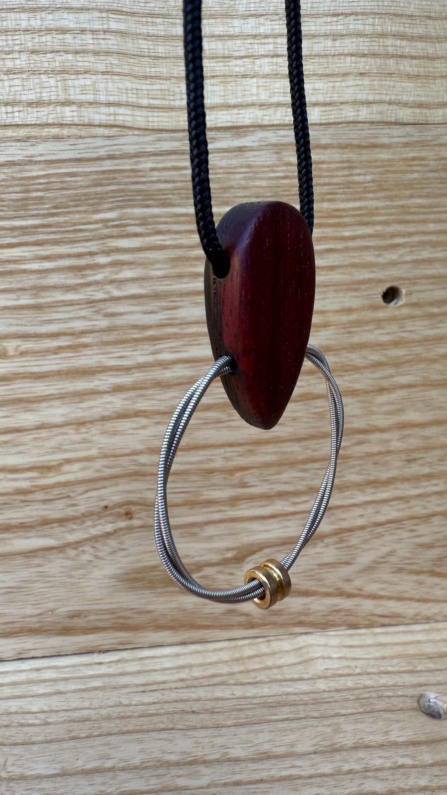 Owed to ’G’ – Ciondolo artigianale con corda di basso (G String Ring)