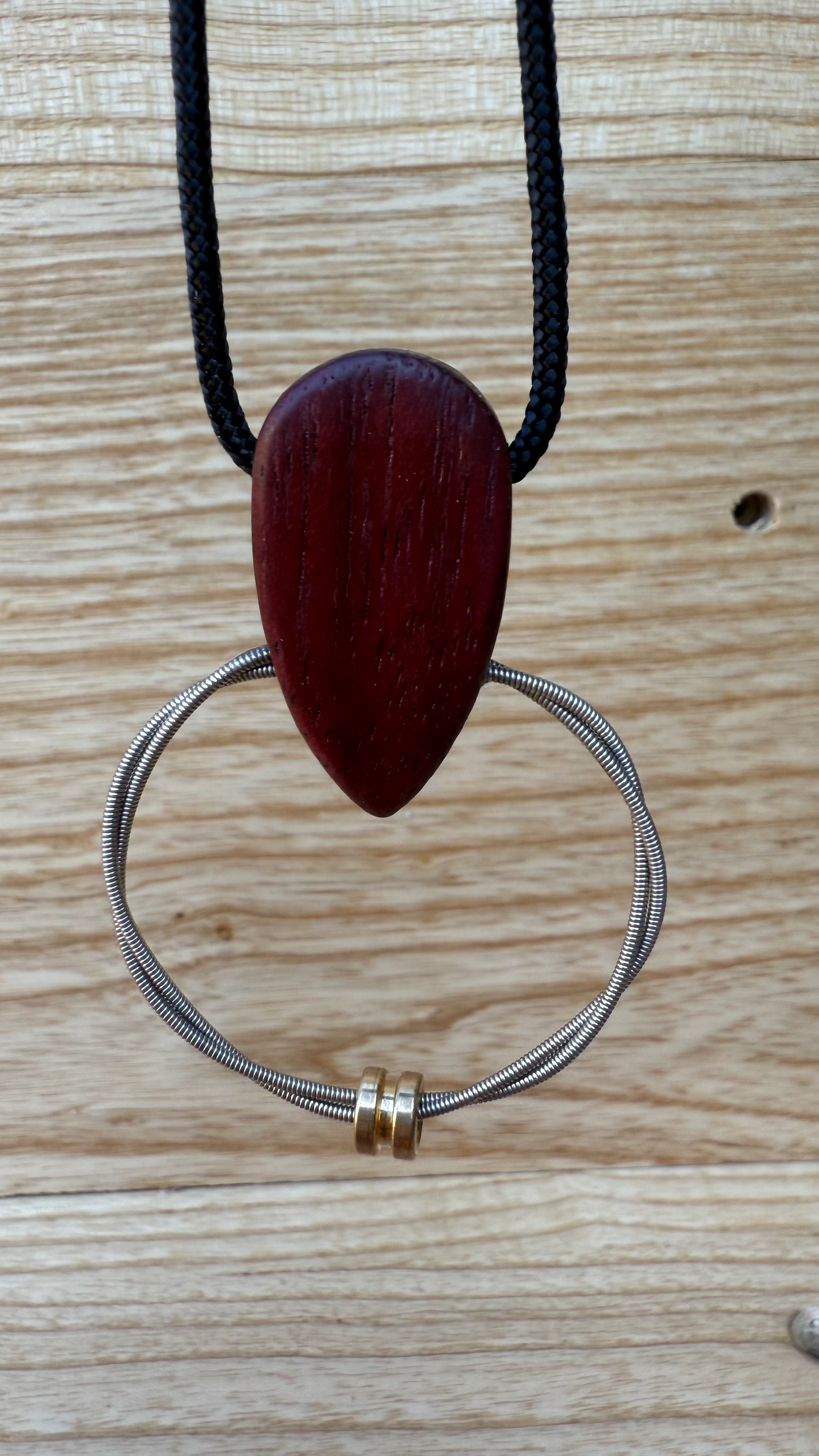 Owed to ’G’ – Ciondolo artigianale con corda di basso (G String Ring)