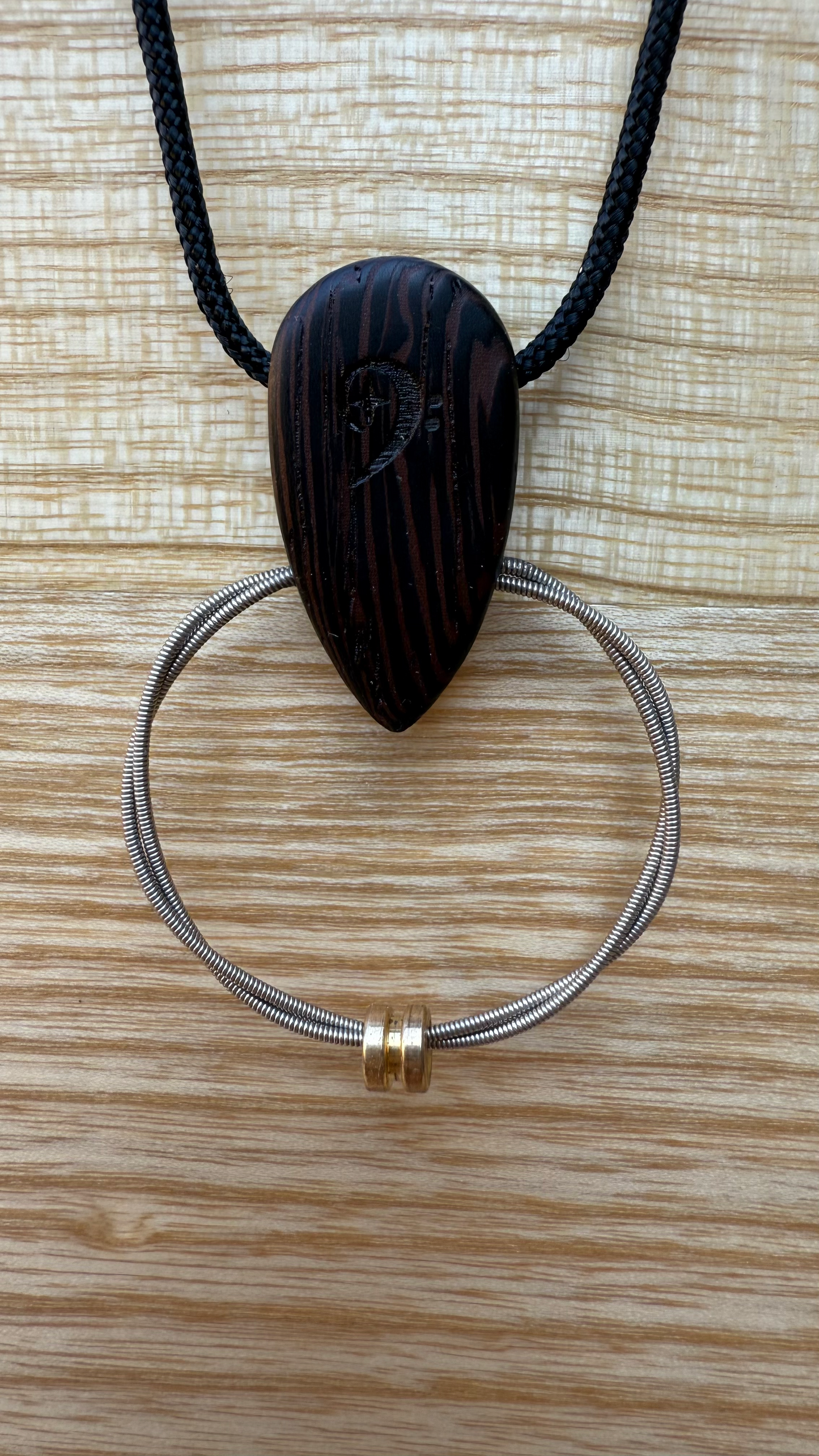 Owed to ’G’ – Ciondolo artigianale con corda di basso (G String Ring)