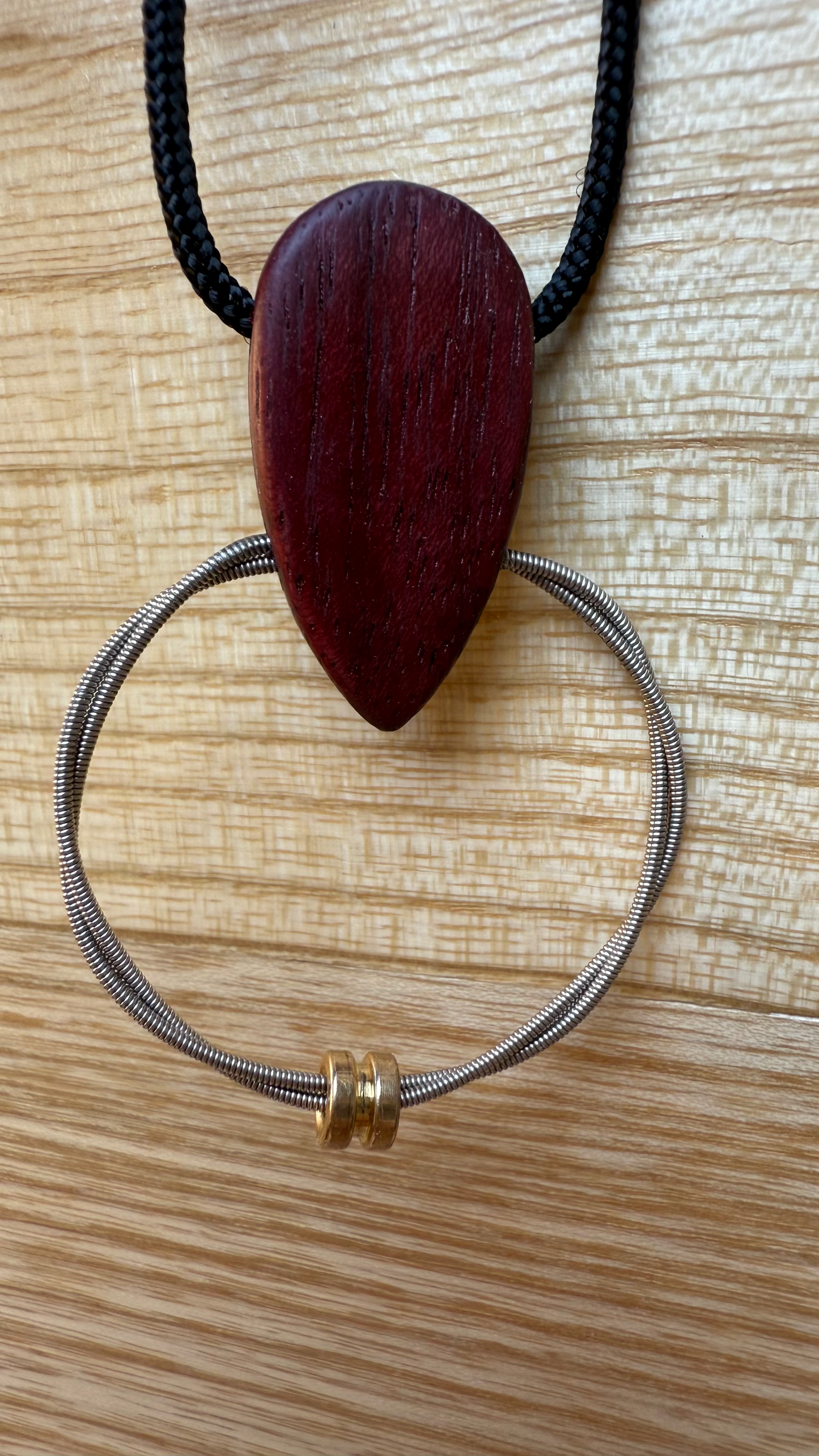 Owed to ’G’ – Ciondolo artigianale con corda di basso (G String Ring)