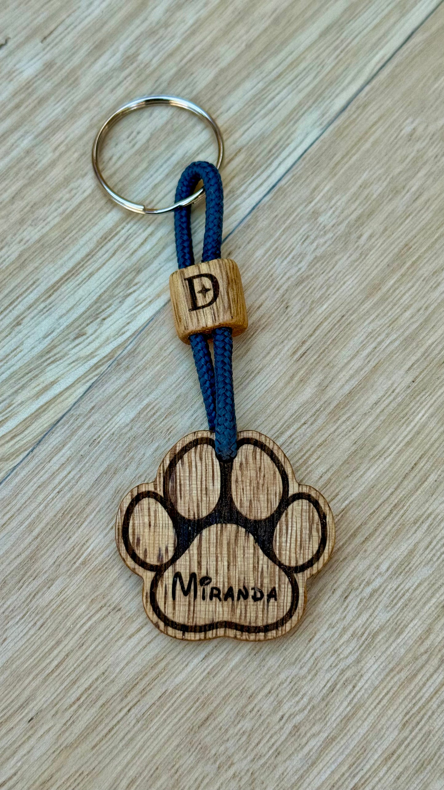 Portachiavi Pet Dogstar in legno di Korina con incisione zampa di cane