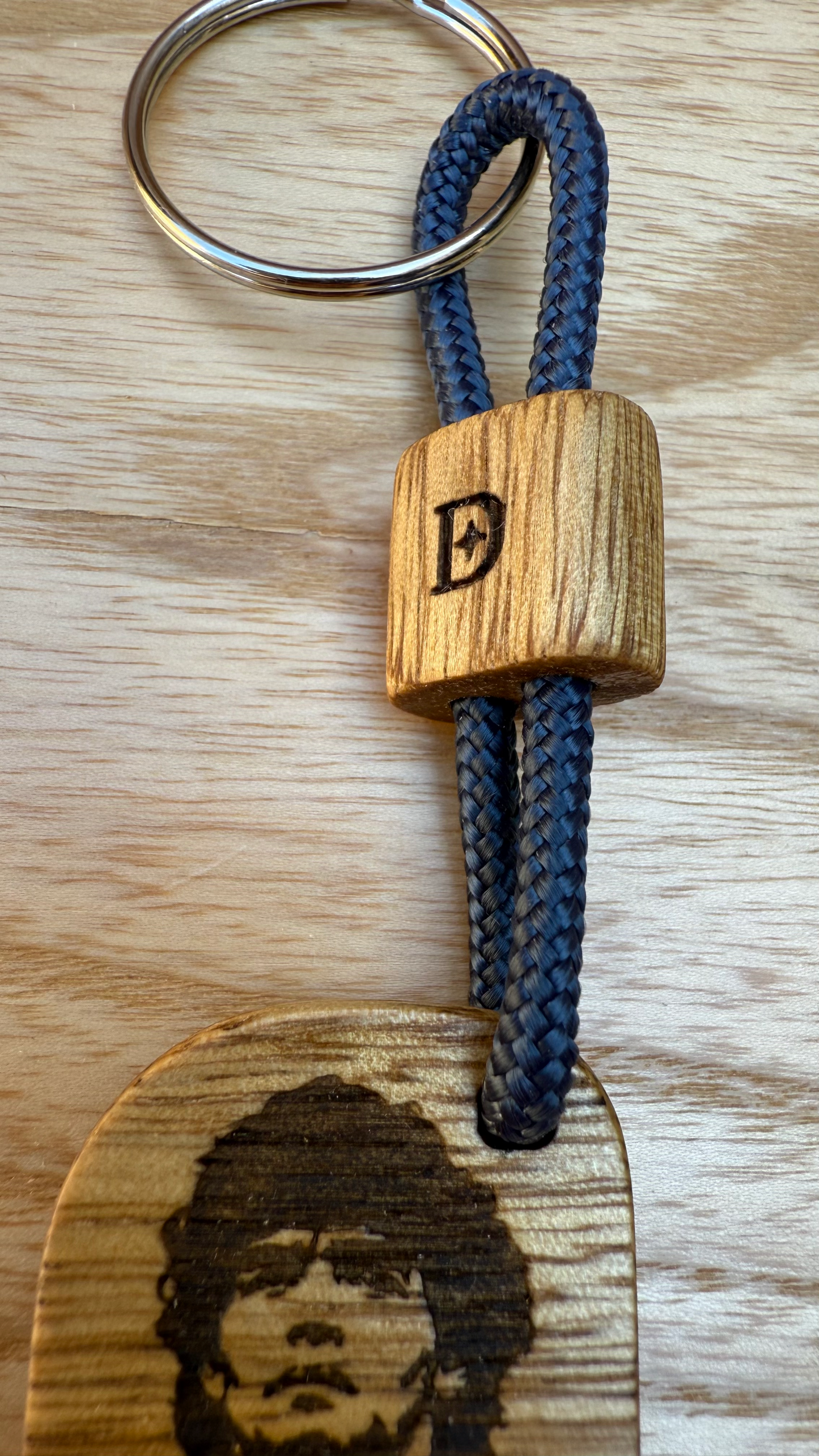 Portachiavi “Diego Armando Maradona – El Pibe de Oro” in legno di Korina