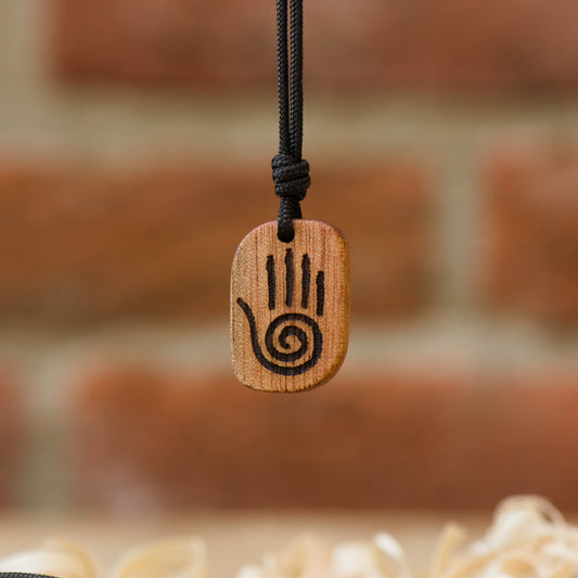 talismano-mano-curativa-in-legno-okoume