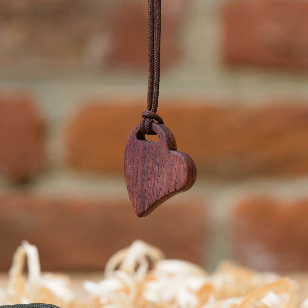 Pendente-cuore-in-legno-pregiato-bubinga-idea-regalo-innamorati-gioielleria-artigianale