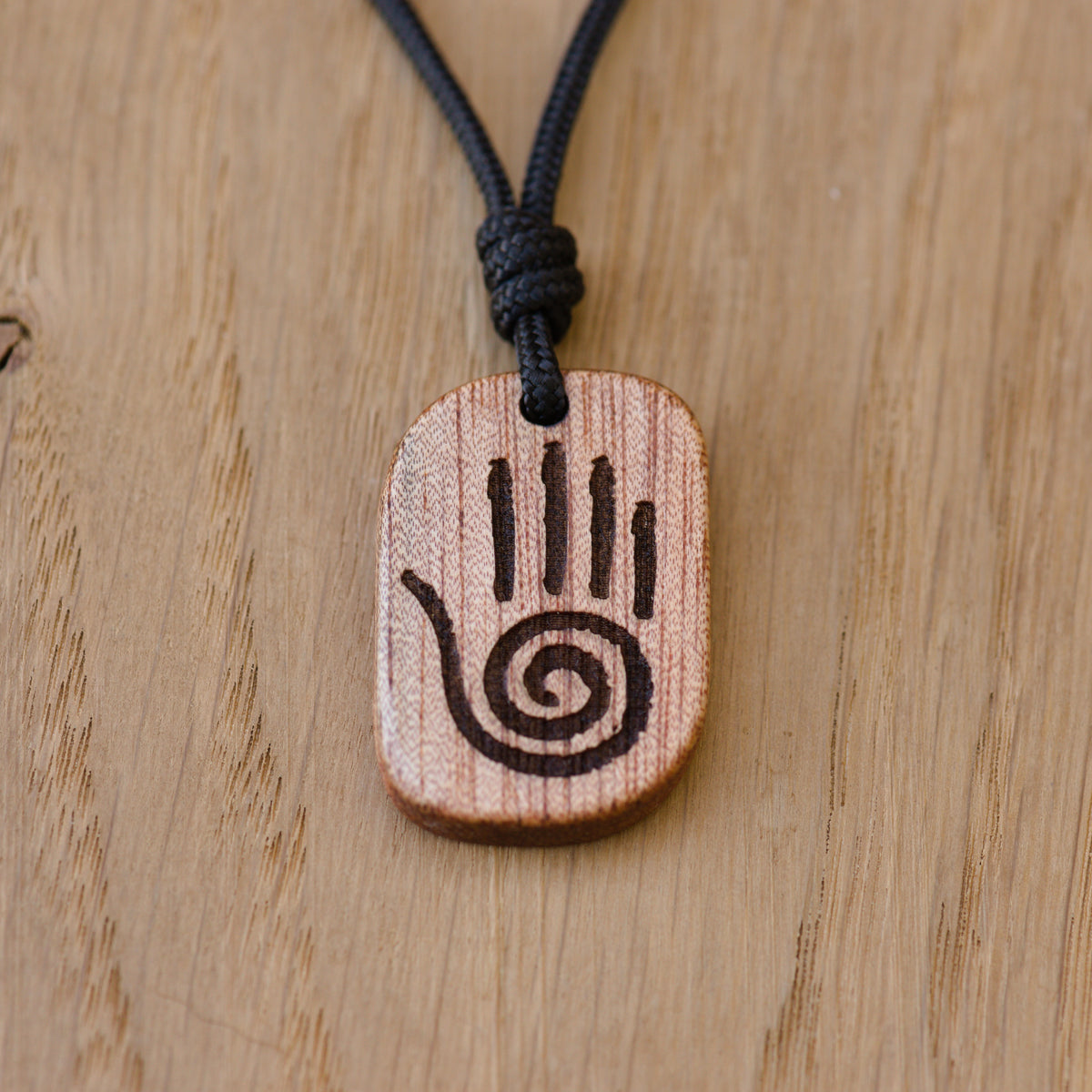 Ciondolo Mano Curativa – Healing Hand | Amuleto in Okoumè