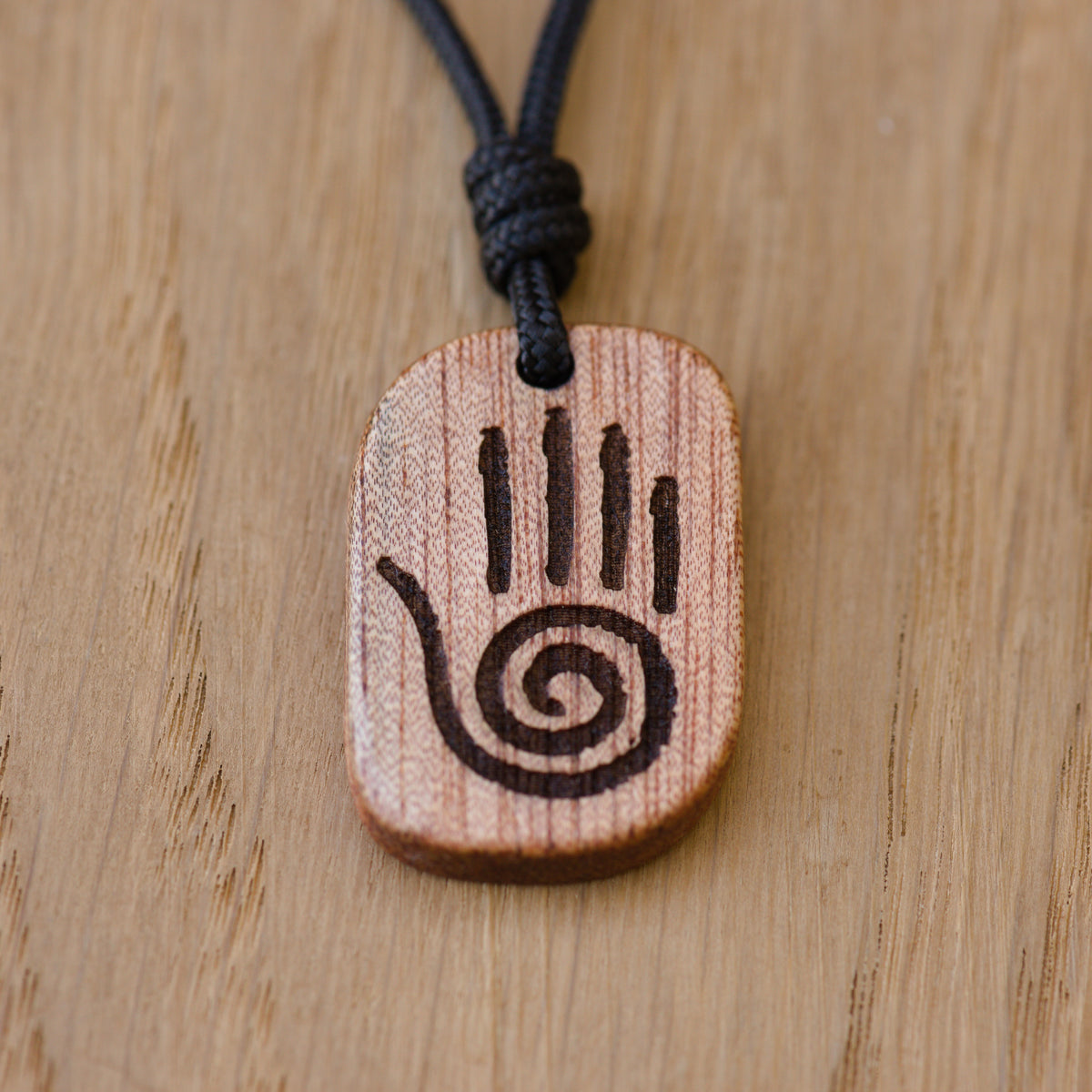 Ciondolo Mano Curativa – Healing Hand | Amuleto in Okoumè