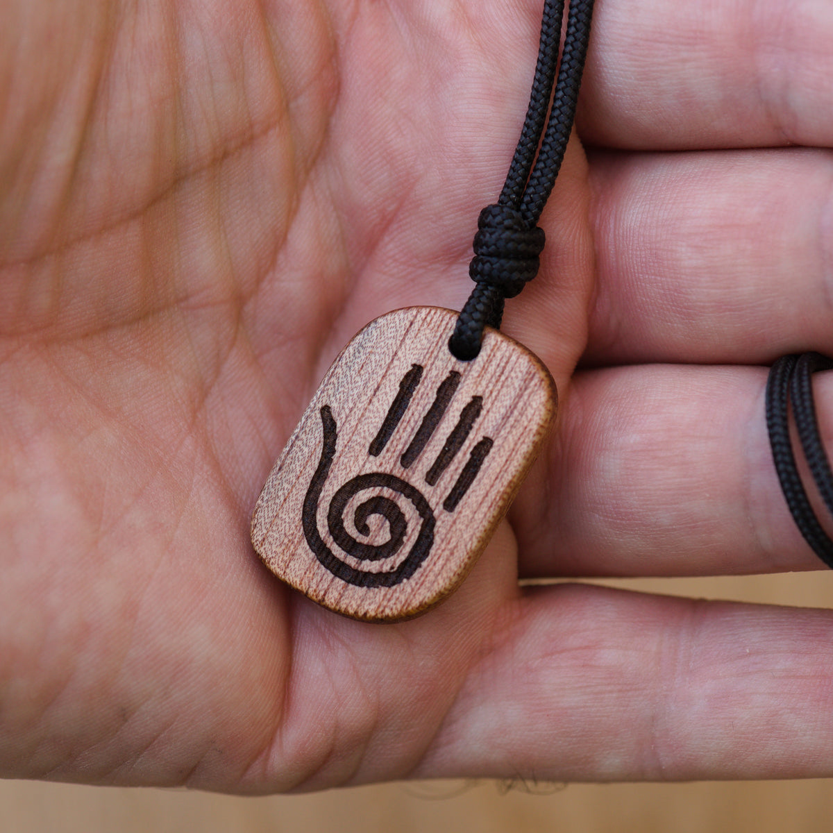 Ciondolo Mano Curativa – Healing Hand | Amuleto in Okoumè