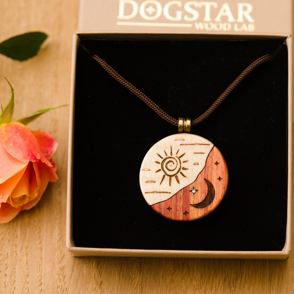 Ciondolo Sole e Luna "Sirius" in Flamed Maple e Bois de Rose