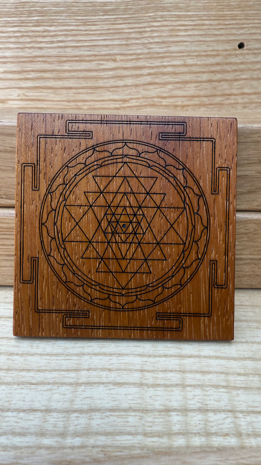 Sri Yantra su legno di Iroko – Tavoletta 9x9 cm per Yoga e Meditazione