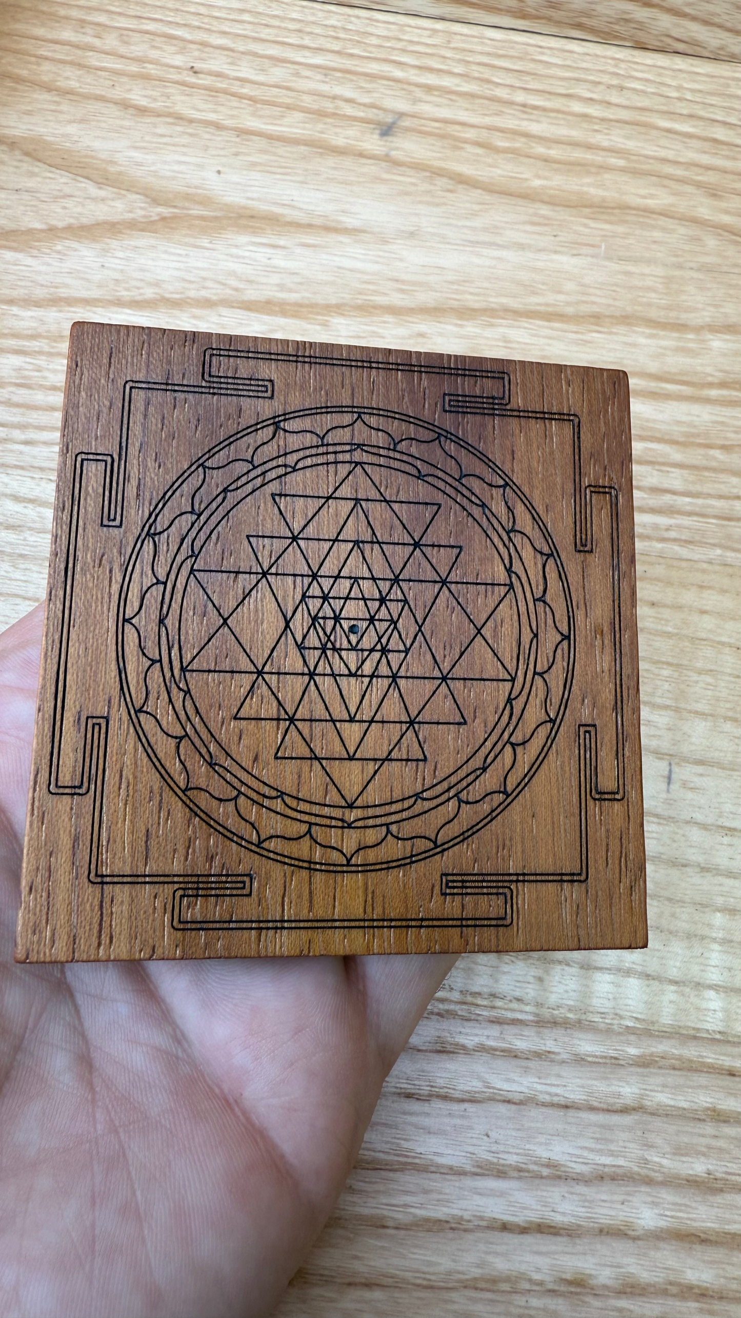 Sri Yantra su legno di Iroko – Tavoletta 9x9 cm per Yoga e Meditazione