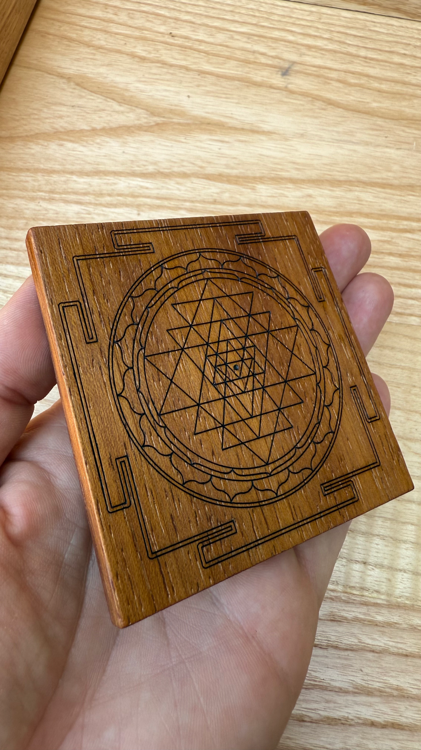 Sri Yantra su legno di Iroko – Tavoletta 9x9 cm per Yoga e Meditazione