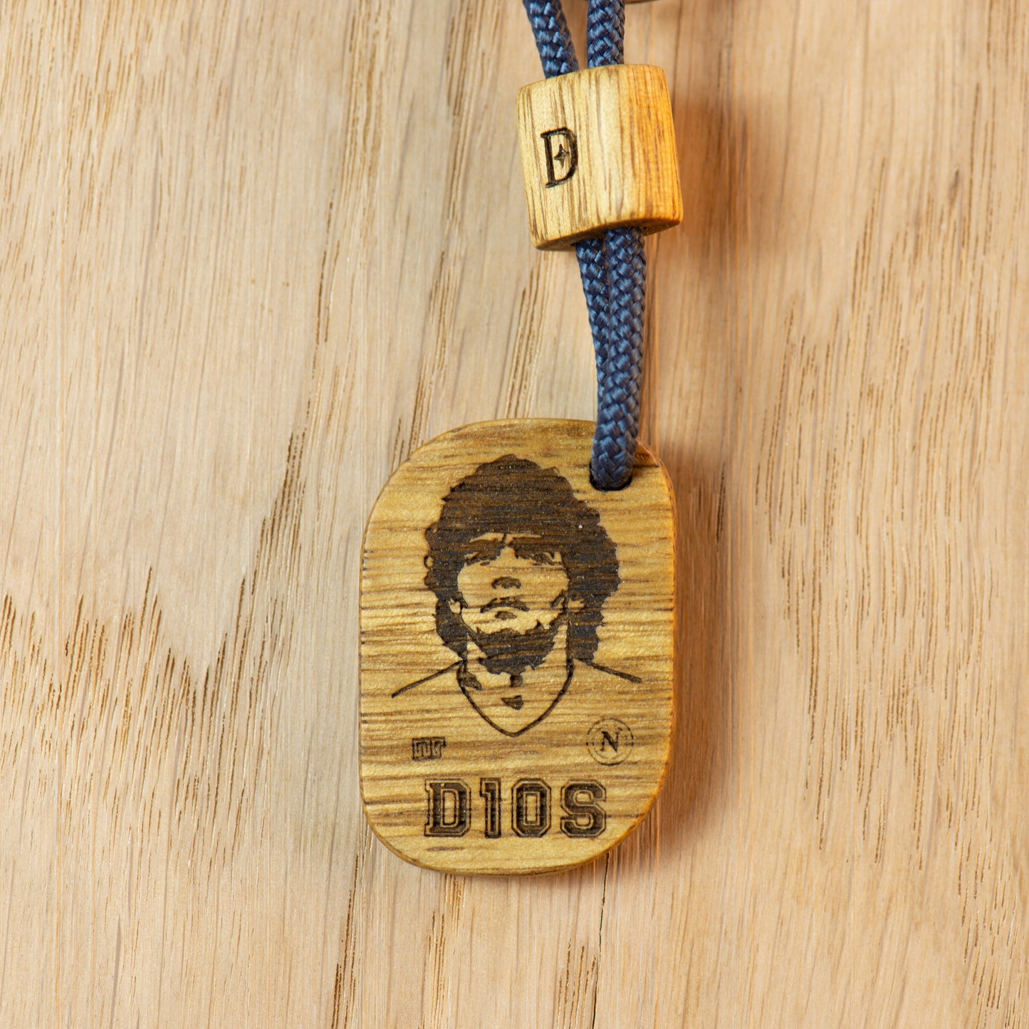 Portachiavi “Diego Armando Maradona – El Pibe de Oro” in legno di Korina