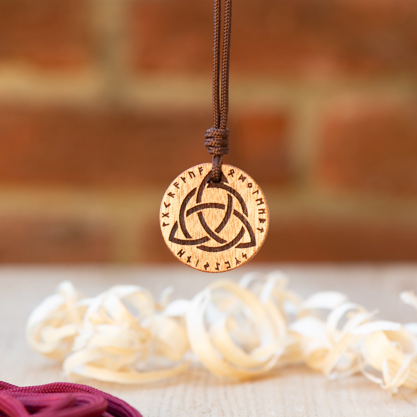 Ciondolo Triquetra con rune celtiche