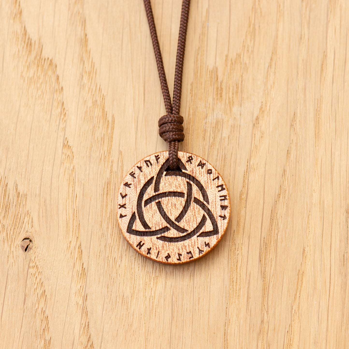 Ciondolo Triquetra con rune celtiche