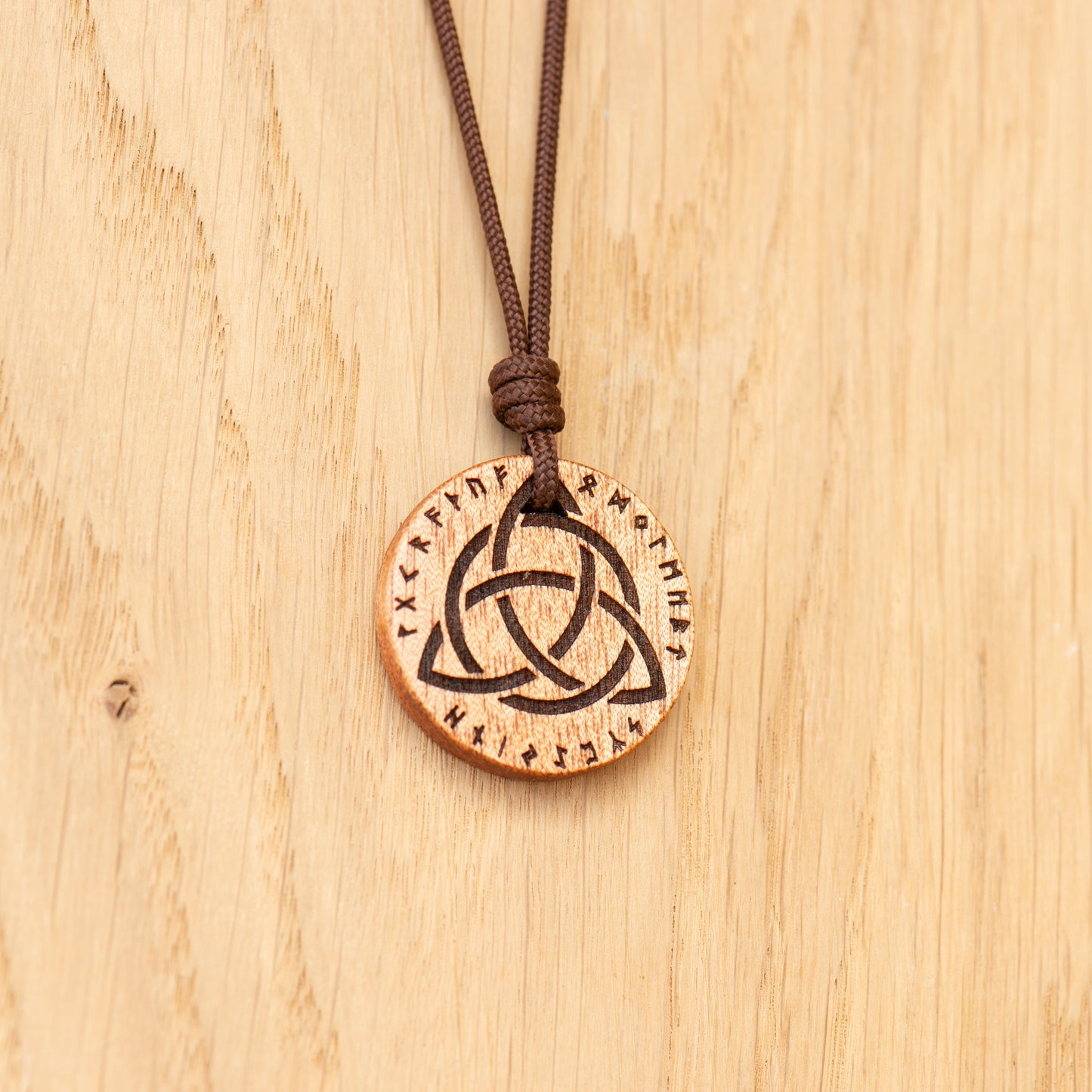Ciondolo Triquetra con rune celtiche