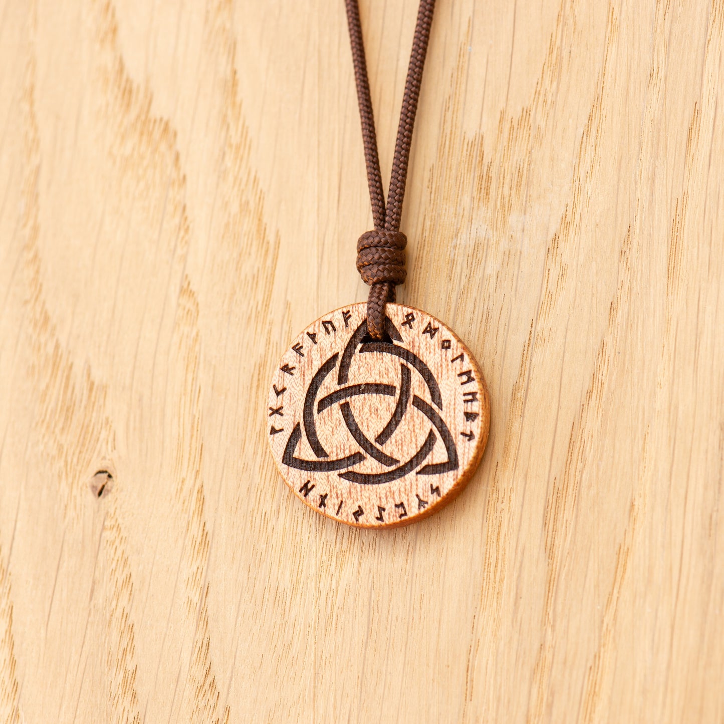 Ciondolo Triquetra con rune celtiche