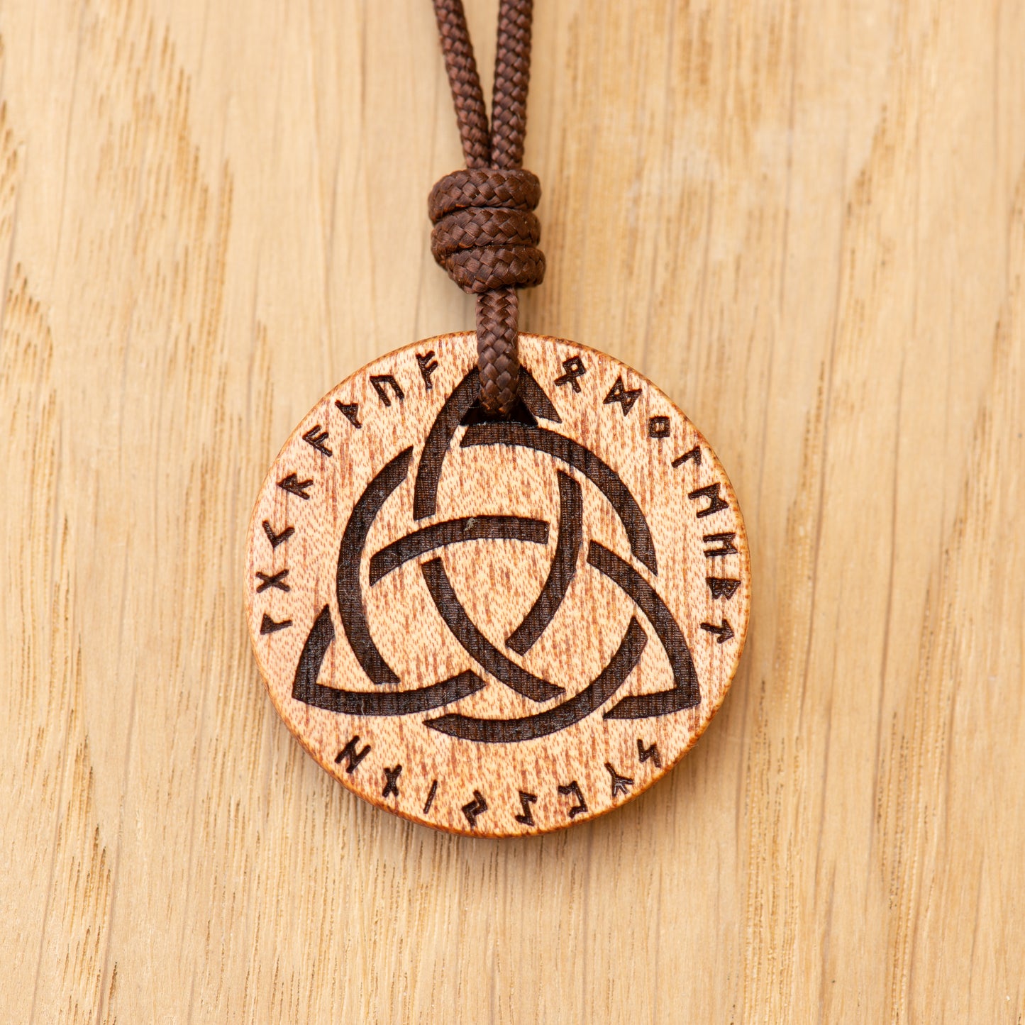 Ciondolo Triquetra con rune celtiche