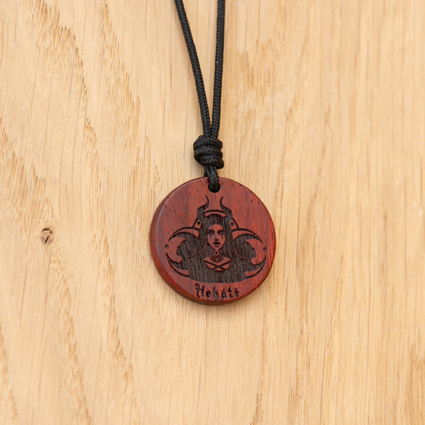 Hekate Moon Pendant – Dea della Luna e della Magia