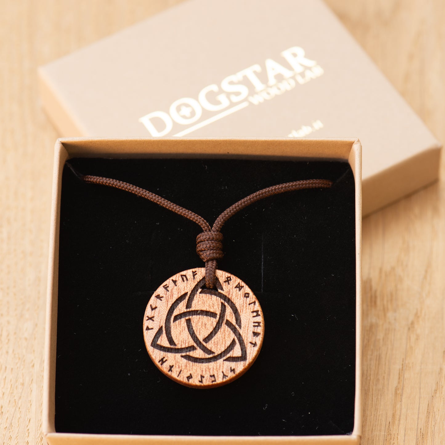 Ciondolo Triquetra con rune celtiche