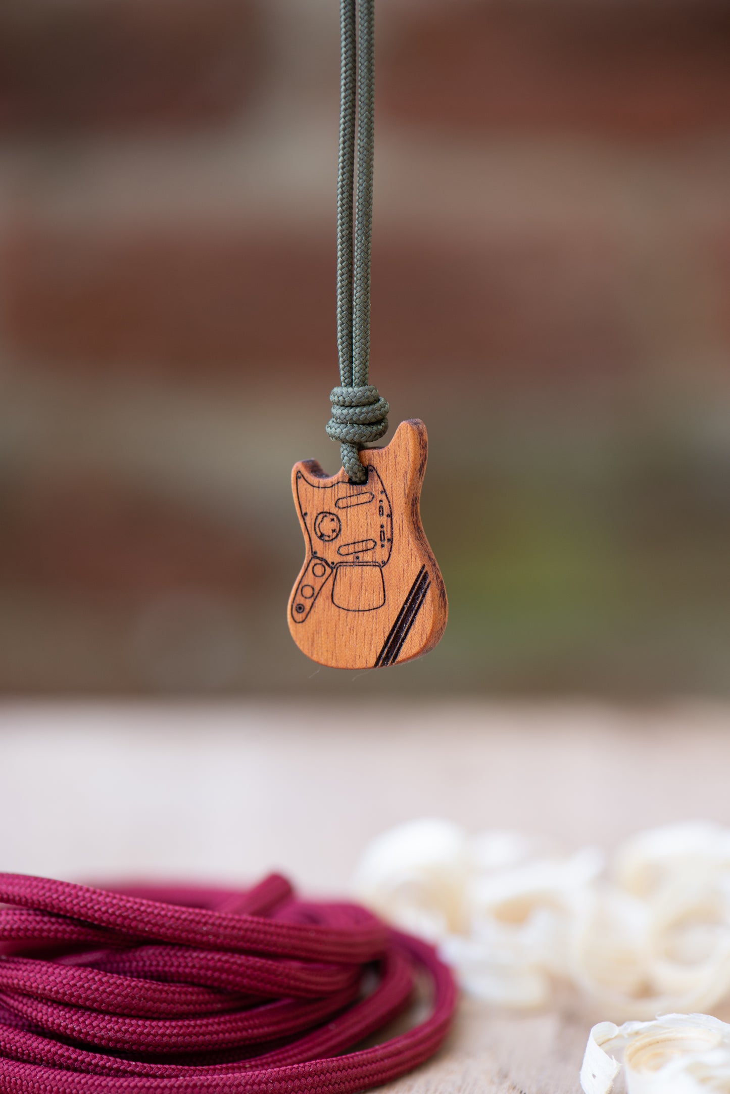 kurt-cobain-guitar-pendant-okoumè-wood