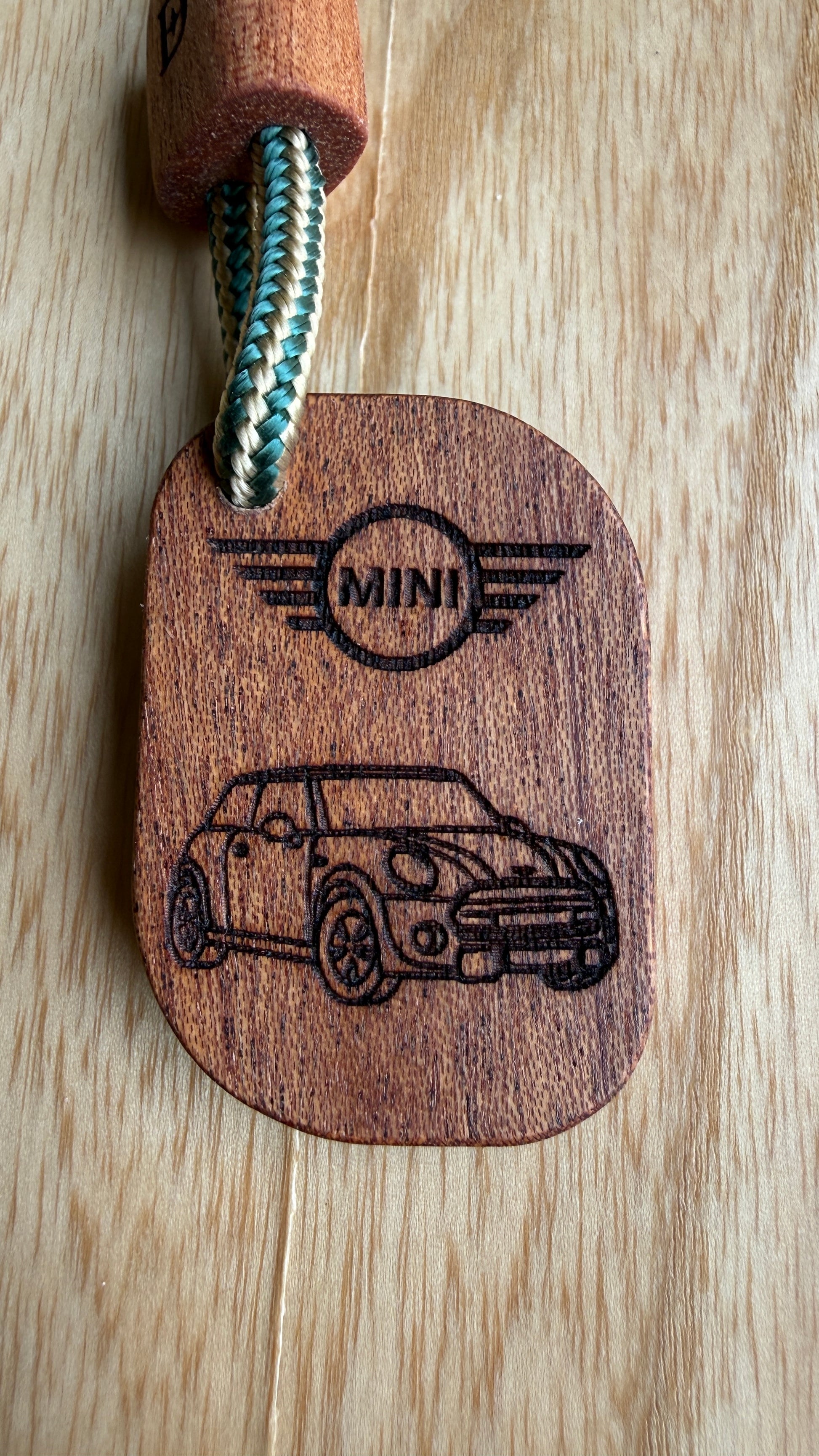 Portachiavi in legno di mogano con incisione Mini Icon, artigianale e personalizzabile, idea regalo per appassionati di auto iconiche