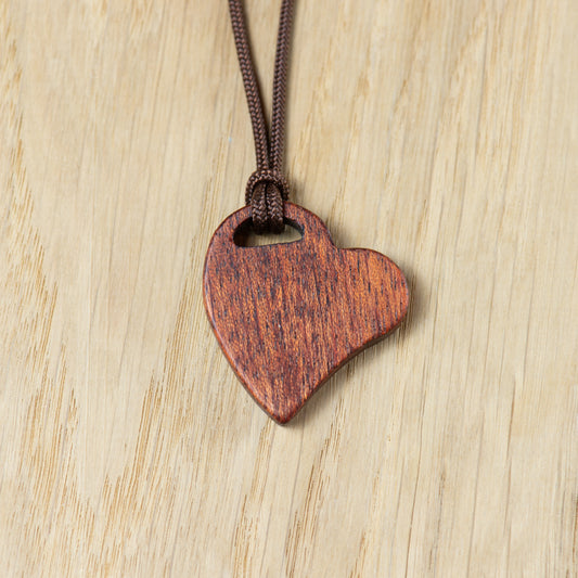 Ciondolo Closer in Bubinga, cuore in legno dal design essenziale