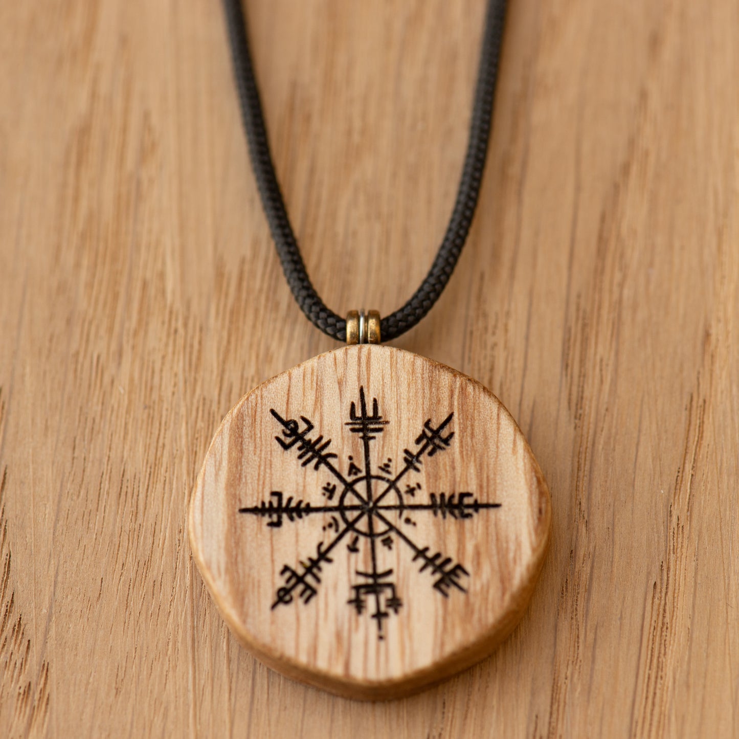 Ciondolo Vegvisir - Talismano Nordico in Swamp Ash
