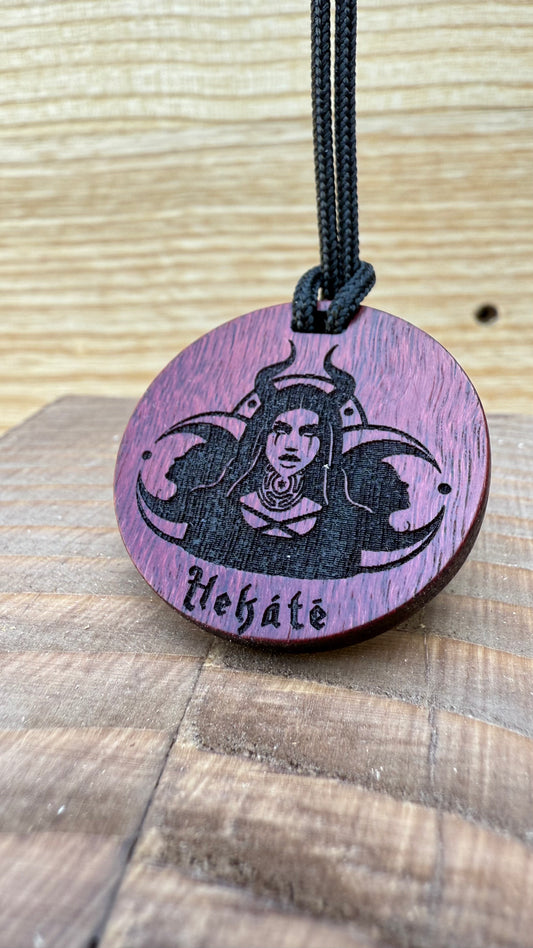 ciondolo in legno Dea Hecate (Hekate) amuleto