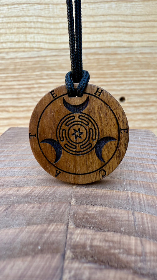 amuleto n legno Dea Hecate