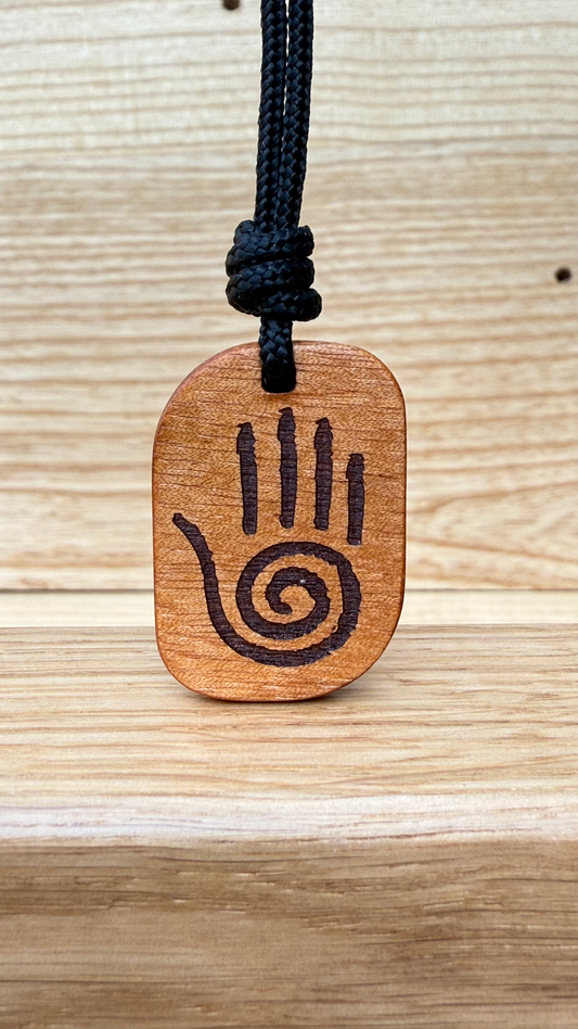 Amuleto Healing Hand in legno di okoumè lavorato a mano