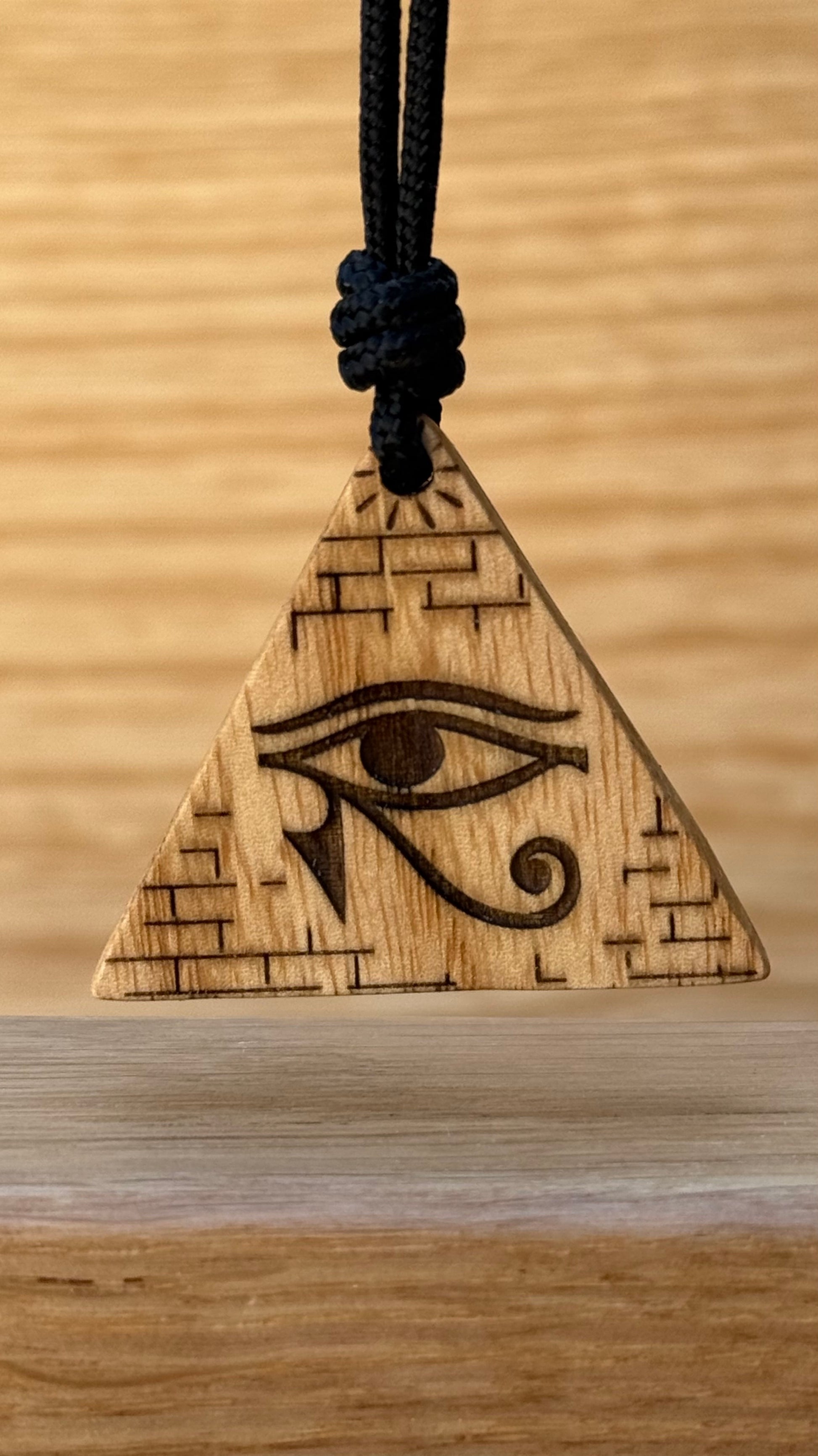 Ciondolo in Legno – Occhio di Horus Udjat su piramide – Amuleto di protezione – Dogstar Lab