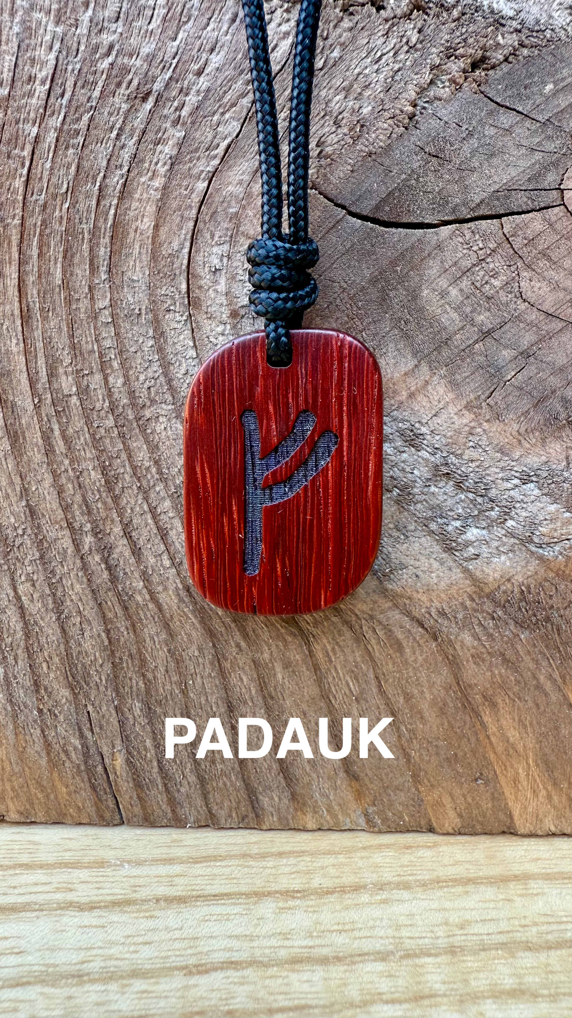 ciondolo in legno rune talismano