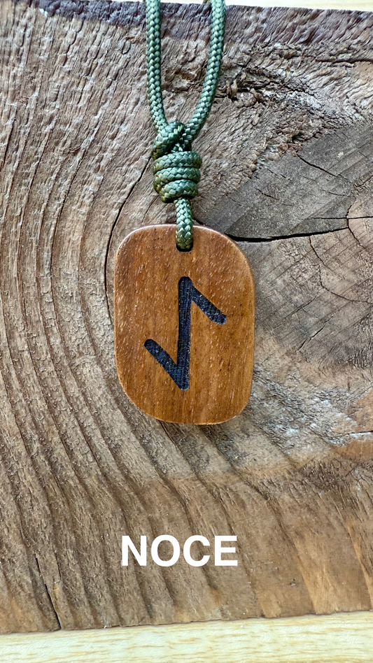 ciondolo in legno rune talismano