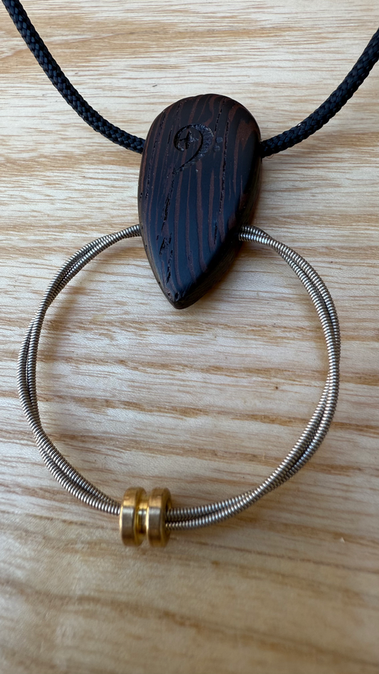 Owed to ’G’ – Ciondolo artigianale con corda di basso (G String Ring)