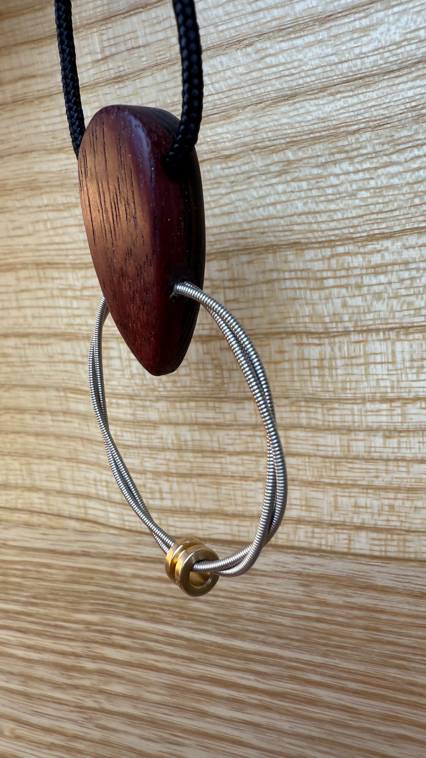 Owed to ’G’ – Ciondolo artigianale con corda di basso (G String Ring)