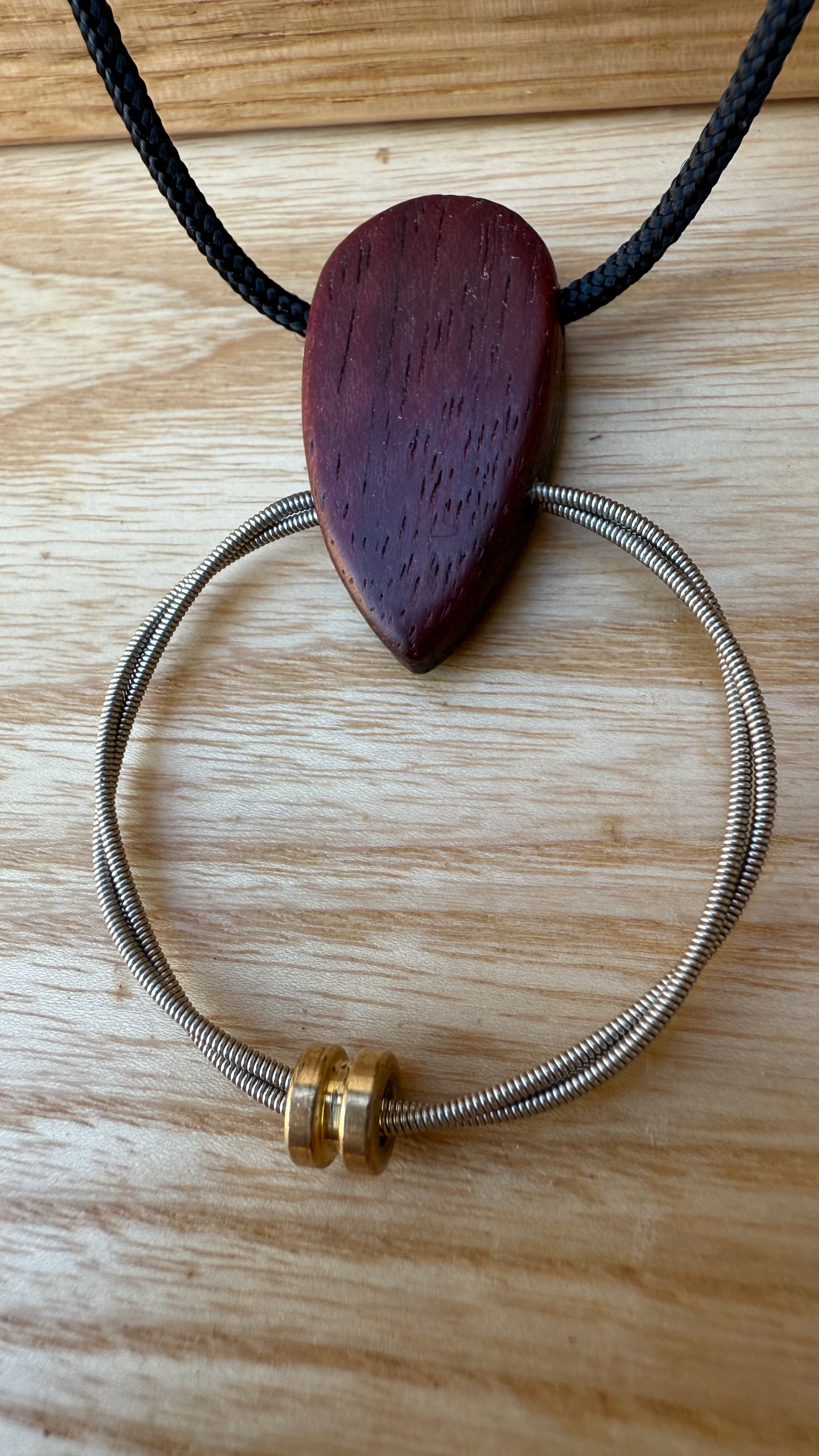 Owed to ’G’ – Ciondolo artigianale con corda di basso (G String Ring)