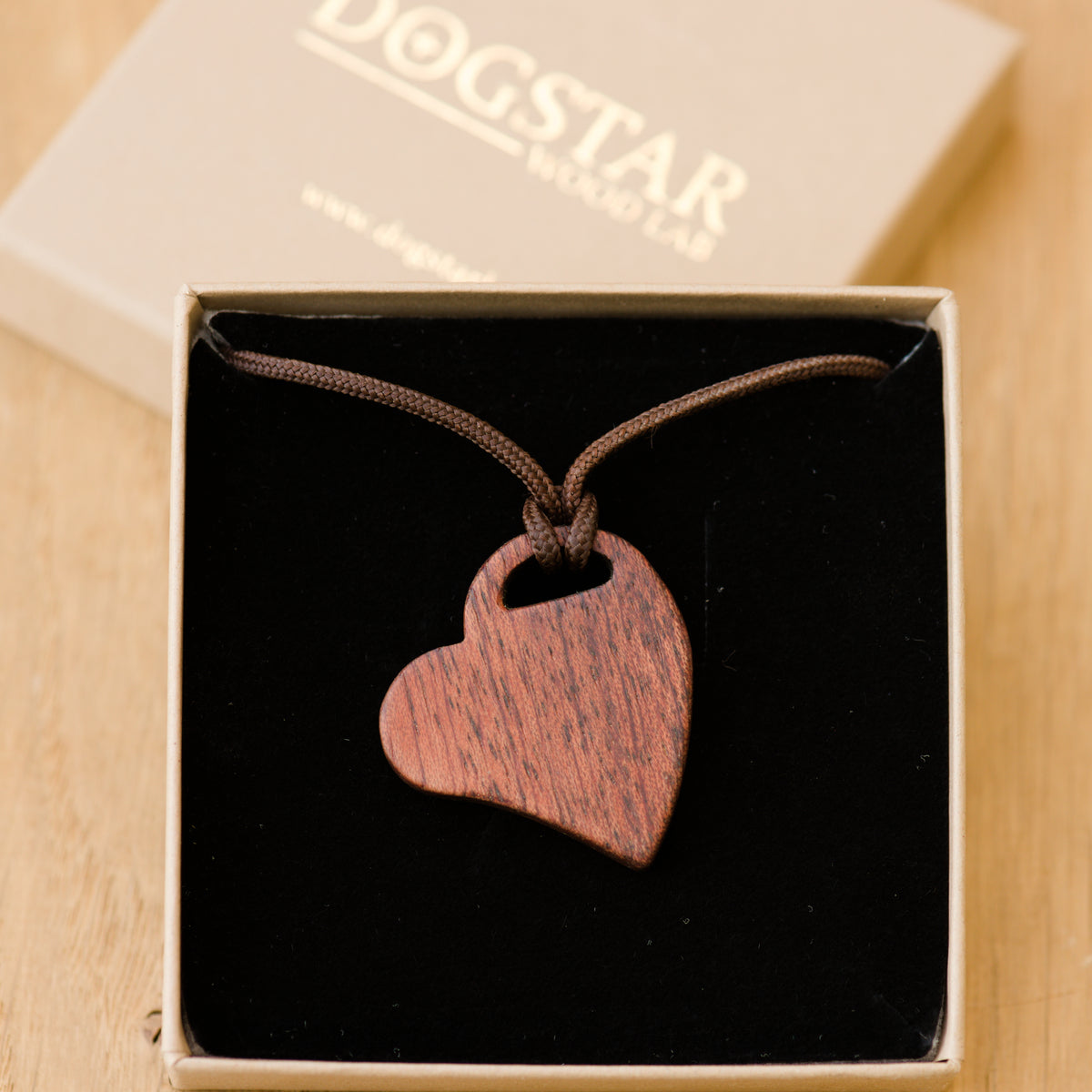 collana-con-ciondolo-a-cuore-in-bubinga-regalo-romantico-fatto-a-mano-per-lei