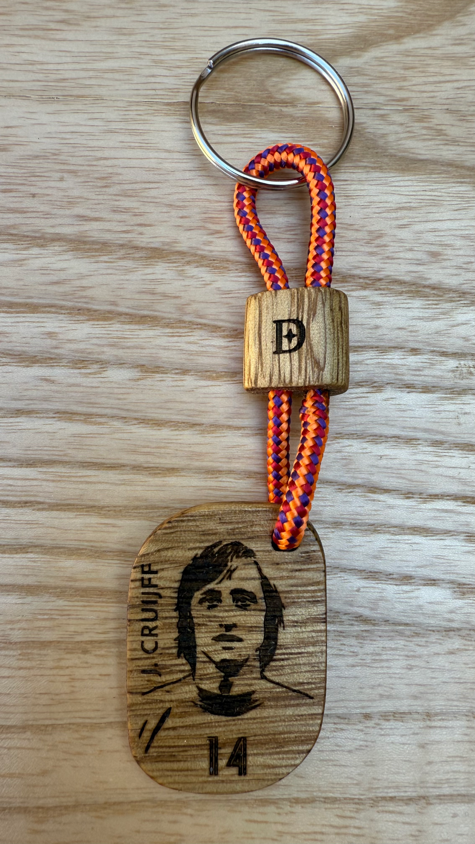Portachiavi artigianale in legno di Korina inciso con il volto di Johan Cruijff – Dogstar Lab
