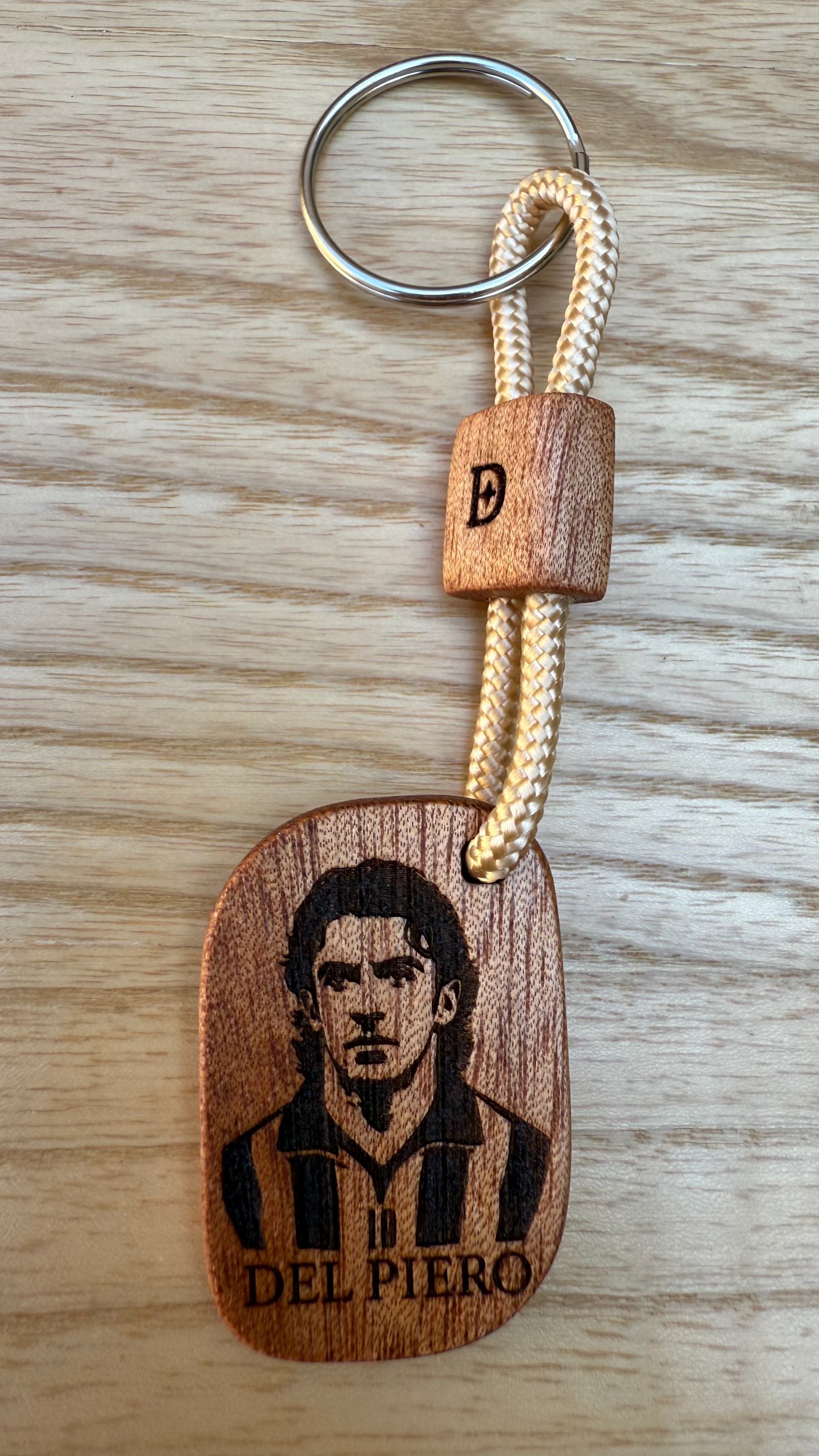 Portachiavi Alessandro Del Piero in legno di Okoumè inciso a mano – Dogstar Lab