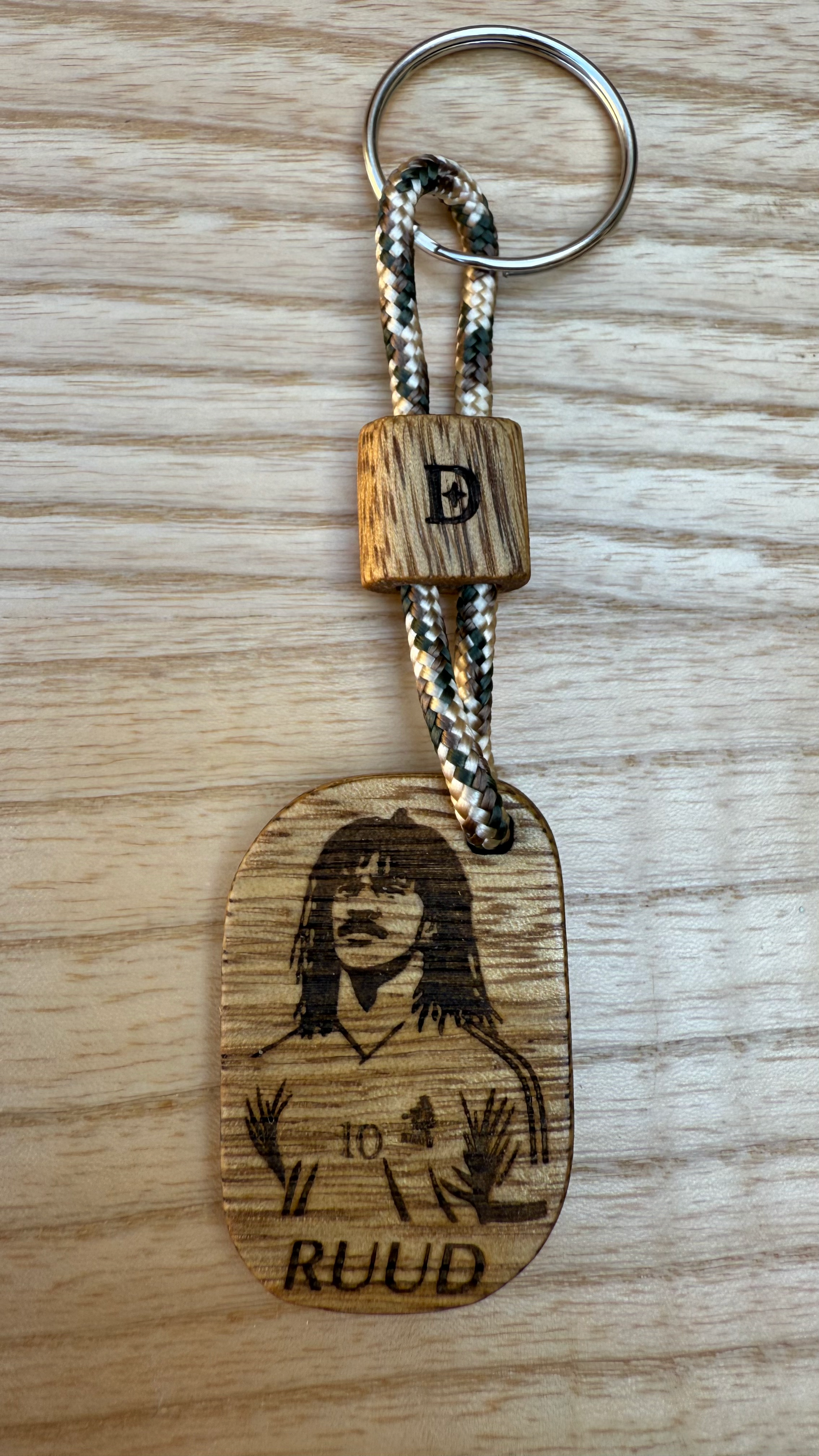 Portachiavi Ruud Gullit in legno di Korina inciso a mano – Dogstar Lab