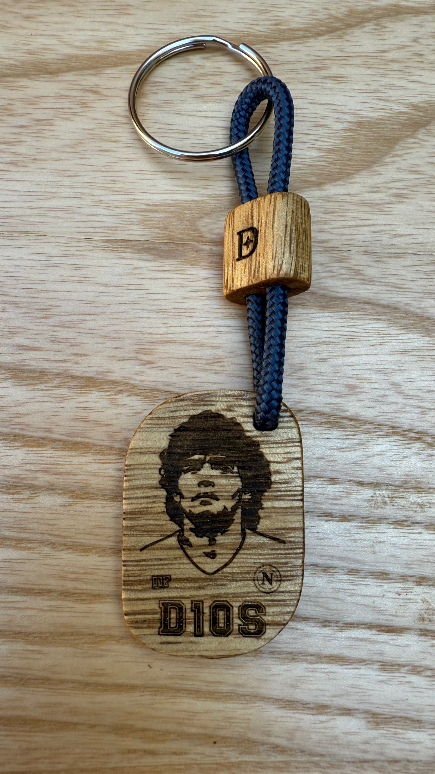 Portachiavi artigianale in legno di Korina inciso con il volto di Diego Armando Maradona – Dogstar Lab